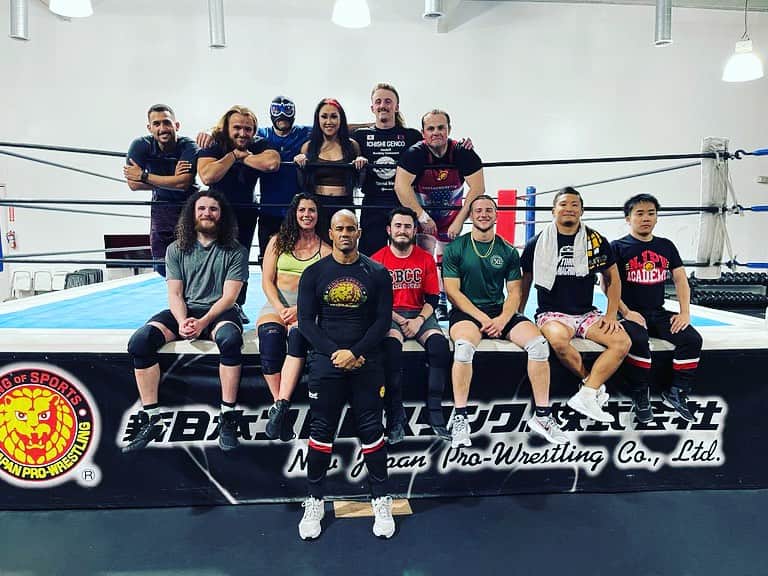 のインスタグラム：「That's New Class. Wrestlers from all over the United States. and from Dubai. 🌏 @njpw1972 @njpw_global @realfredrosser」