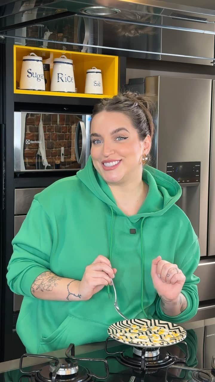 Bruna Unzuetaのインスタグラム：「E o Copia e Cola de hoje é para quem gosta de miniaturinhaaaax! 🥰🫰🏻 Vi essa receita de ovinhos fritos e achei a coisa mais fofa, além de super divertido de fazer eles são interativos para oferecer a proteína para os baixinhos! 👶  Gostaram? Comentem aqui o que vocês querem me ver copiando!」