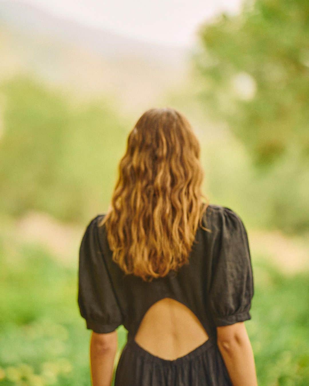 グラハム&スペンサーのインスタグラム：「Day to night, the Whitney Dress is our summer go to」