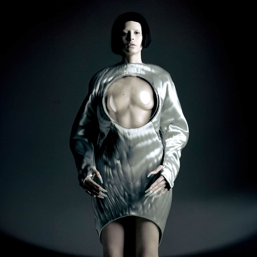 スリーアズフォーのインスタグラム：「Look 11⁠ FW23 Couture “Parallel Universe” #madebyhuman Parallel universe By @threeasfour x @placebo_dfh ⁠ Photographer:  @petros_koy ⁠ Styling: @altorrin ⁠ Hair: @cassiecarey.hair ⁠ Makeup and Nails: @clawedbylacreme ⁠ Studio: @manacontemporary  Digital pattern technician: @prisoner_shingus ⁠ 3D printing:  @alessandro_zomparelli⁠ in collaboration with @stratasys ⁠ ⁠ Talent: ⁠ Charlotte Kemp @charlottekempmuhl ⁠ Jack James @jackjamesbusa  #digitalfashion #futureoffashion #couture23 #collaboration #fashioncollection #paralleluniverse #digitaldesign #threeasfour #placebo」