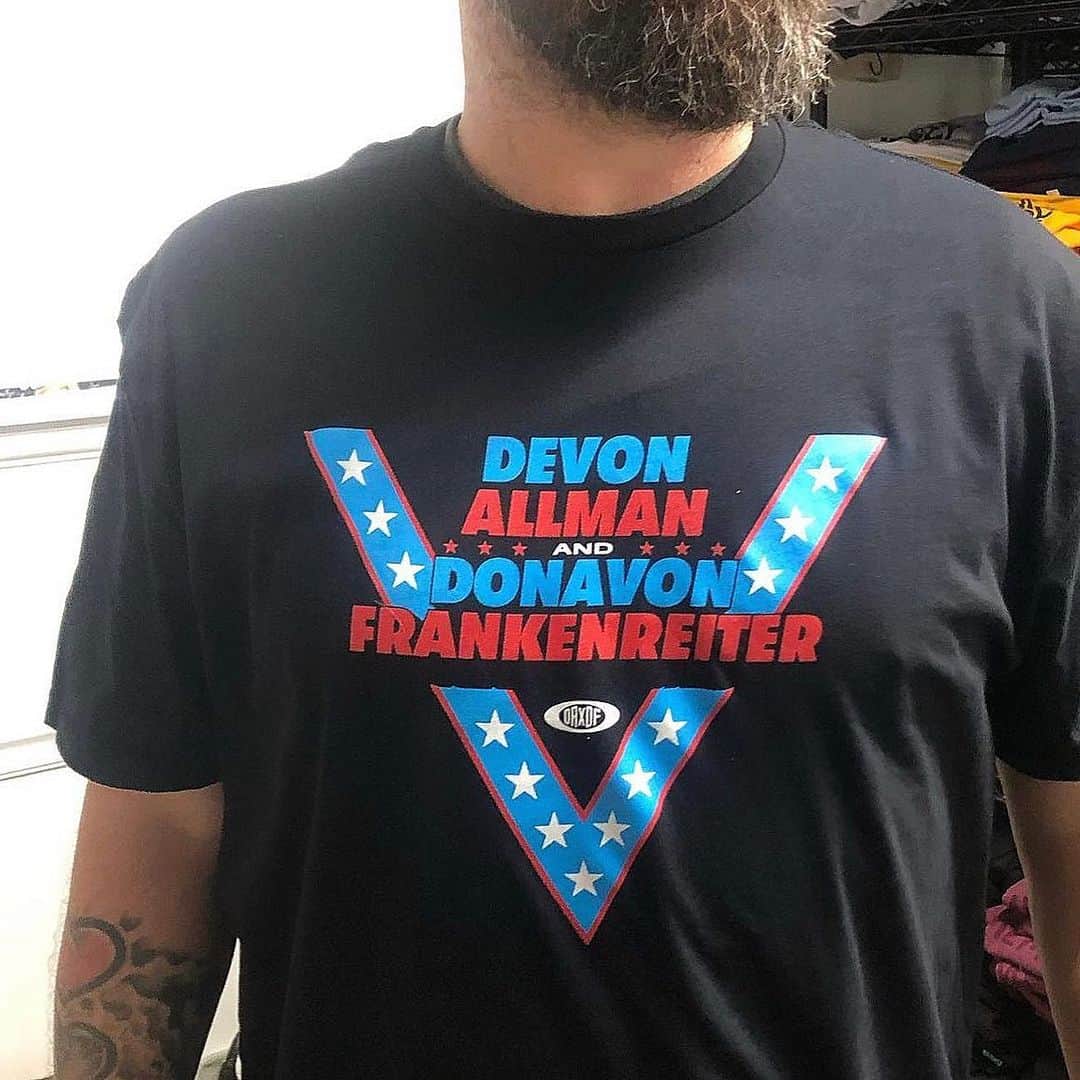 Donavon Frankenreiterさんのインスタグラム写真 - (Donavon FrankenreiterInstagram)「New merch for the world record breaking tour - Available next week!!50shows 50states 49days  Click the link in my bio for all the details - @devonallmanofficial 💥💥」7月27日 3時26分 - donavon_frankenreiter