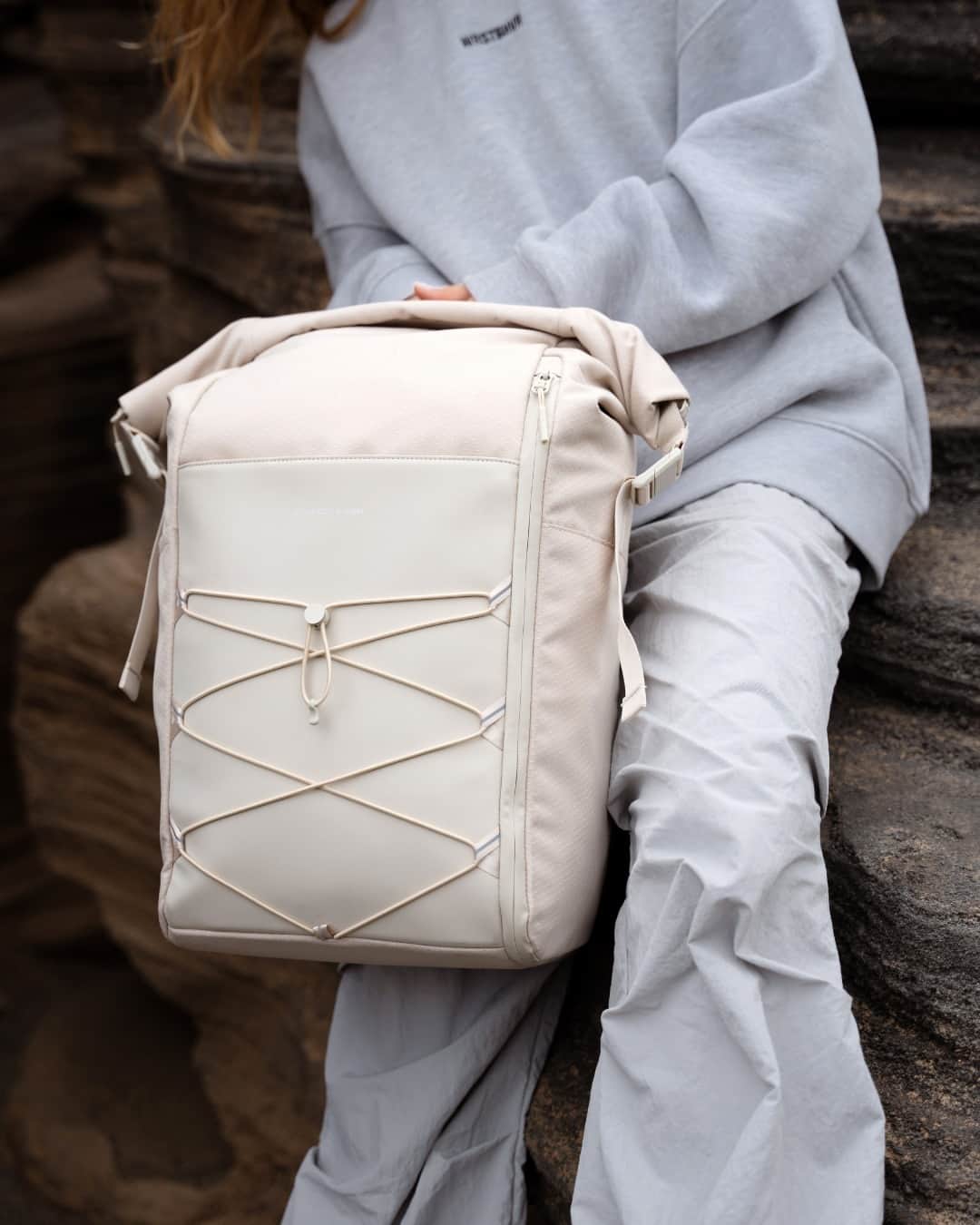 Kapten & Sonさんのインスタグラム写真 - (Kapten & SonInstagram)「SANDSTONE ALWAYS FITS. GET TO KNOW OUR YOHO BACKPACK. FOR MORE DETAILS CHECK OUT OUR HIGHLIGHTS. #bekapten #betheexperience #experiencetheunexpected」7月27日 3時30分 - kaptenandson