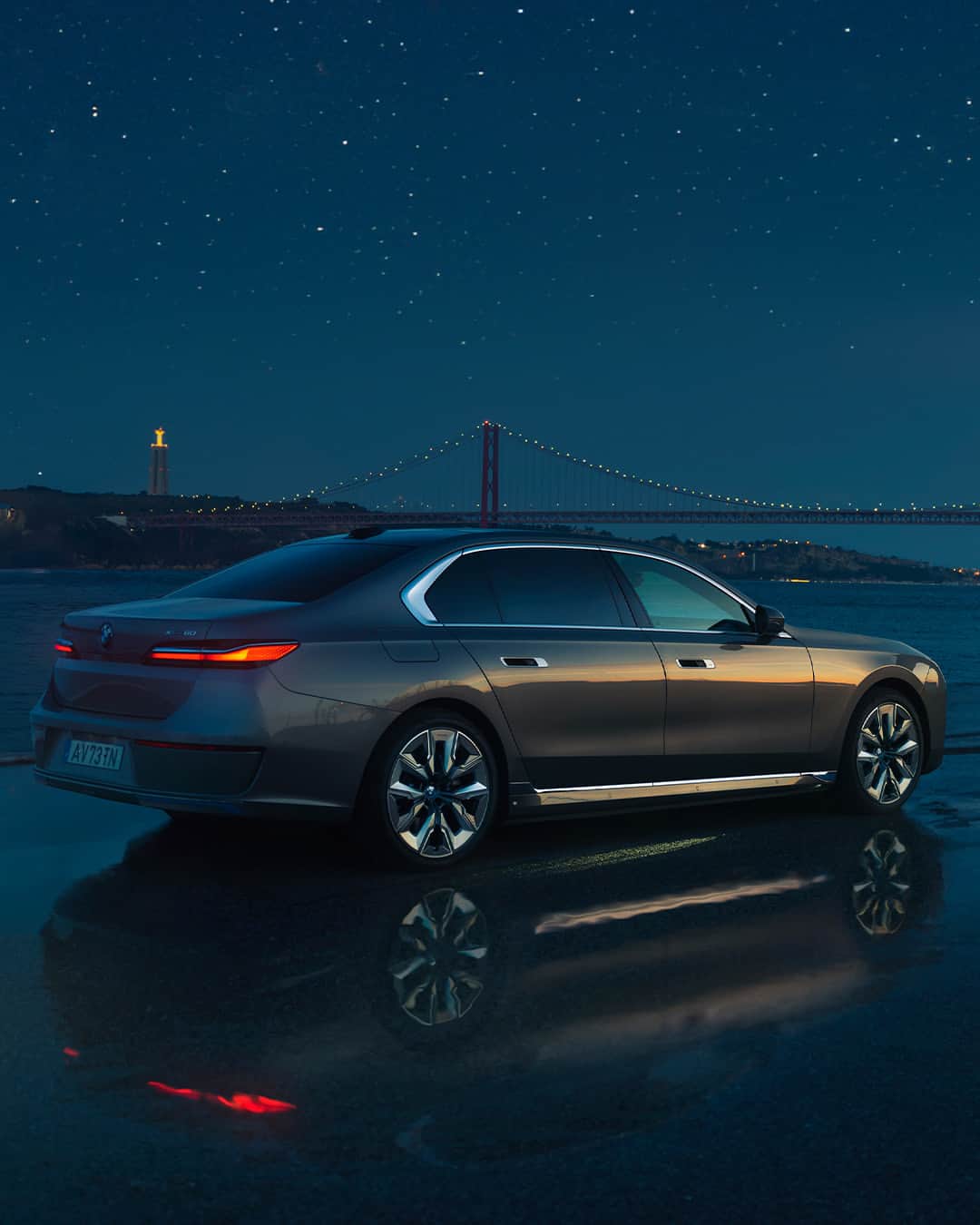 BMWのインスタグラム：「The perfect end to a perfect night 🌔 #BMWRepost 📸 @ciprianmihai  The BMW i7. #THEi7 #ThisIsForwardism #BMW #BMWPhotoCamp  __ BMW i7 xDrive60: Combined power consumption: 19.6–18.4 kWh/100 km. Combined CO2 emissions: 0 g/km. Electric range: 590–625 kilometers. All data according to WLTP. Further info: www.bmw.com/disclaimer」