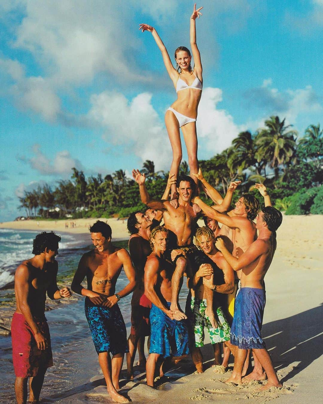 カロリナ・クルコヴァのインスタグラム：「Beach Babe x @mariotestino #endlesssummer」