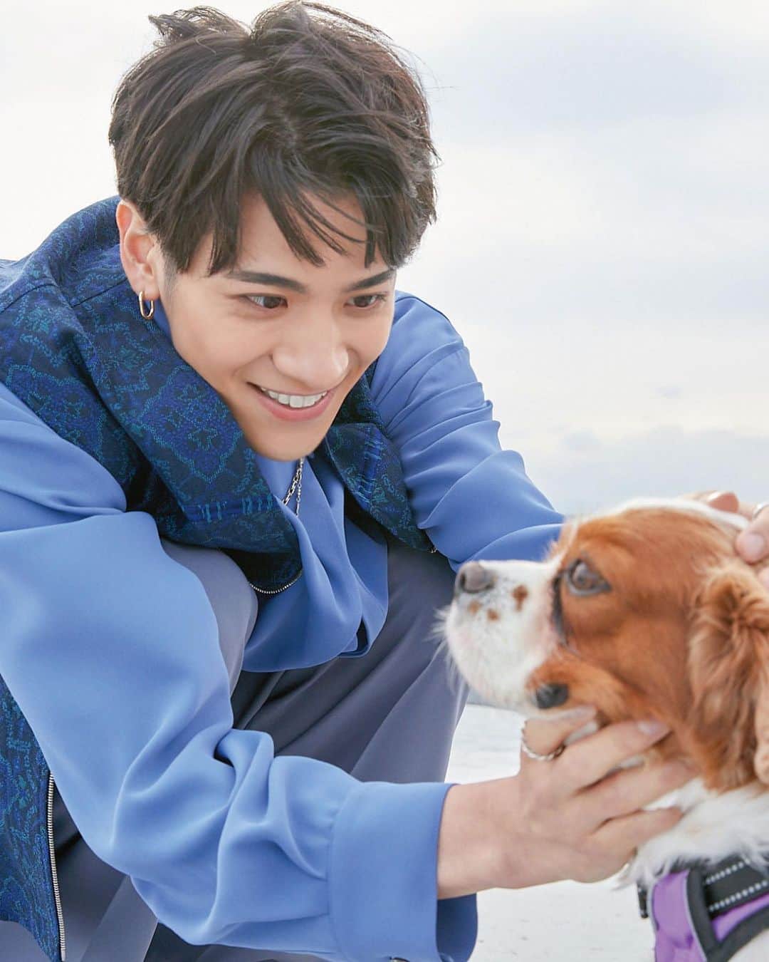 のインスタグラム：「#学芸大青春 ドラマタイアップ曲「ヤマアラシのジレンマ 」の実写版MV撮影のオフショットを公開！  優輝はダノと陽介と楽しそうにたわむれていました🐶  MV公開まであと2日✨ お楽しみに！  #じゅねす #gdjs #南優輝 #ヤマアラシのジレンマ #ヤマジレ #おとかれ #テレビ東京 #テレ東」