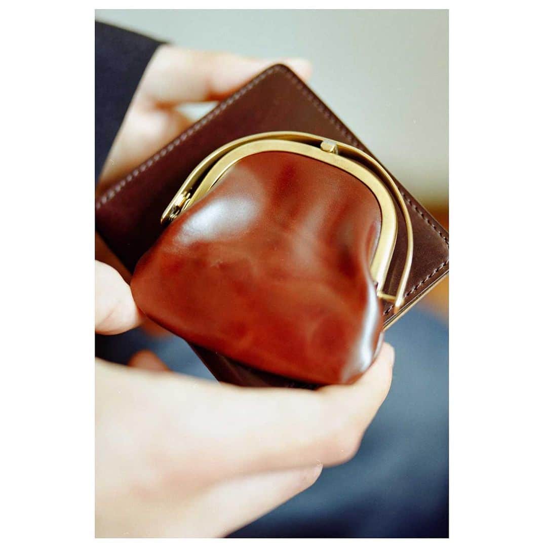 スロウのインスタグラム：「SLOW [ regular collection] -shell cordovan -  Cordovan -coin case- / BORDEAUX Price:￥28,600(tax included) Color : BORDEAUX(#31)  外装は100年以上の歴史を誇る、伝統的かつ世界的なタンナーのホーウィン社(アメリカ・イリノイ州)のコードバンを使用しています。 革の風合いを損ねない極めて自然な仕上がりと時間をかけた加脂により、張りはあっても柔軟性やしなやかさに富み、使い込む程味の出る最高級レザーです。  Cordovan leather is made by the Horween Company, based in Illinois, USA. It is a traditional, world-class tannery with over 100 years of history. The leather is vegetable-tanned in the traditional way, with an extremely natural finish that does not damage the texture of the leather.  #slow #slowwallet #shellcordovan」