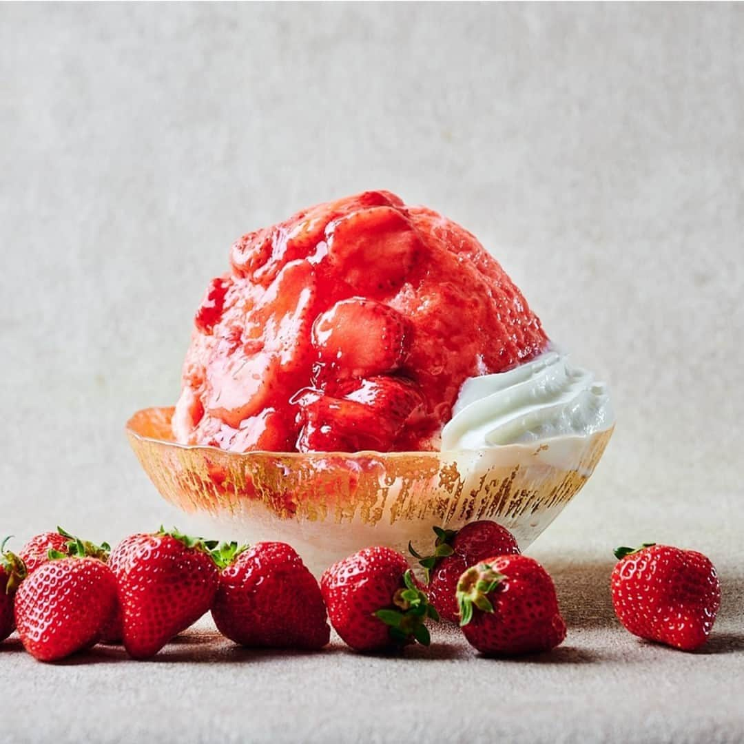 レッツエンジョイ東京のインスタグラム：「“かき氷界の巨匠”プロデュースの和カフェ🍧✨  今年6月オープンした、新宿の「茶寮億万　はなれ」は、“かき氷界の巨匠”がプロデュースするかき氷特化型の和カフェ。  定番の「生いちごミルク」「ほうじ茶」「宇治金時」などのほか、期間限定の特別なかき氷も提供中。職人の手で削られたかき氷は、口の中でふわっと溶ける至極の一品なのだとか。トッピングされる餡やゼリーも自家製にこだわっています。  まるで町家の小路に迷い込んだかのような店内で、とっておきのかき氷を楽しんでみては？😊❣  🔸茶寮億万 はなれ @saryou.okuman 📍東京都新宿区新宿 3-36-2 キリンビル B2F 🚉新宿  #レッツエンジョイ東京 #おでかけ #おでかけスポット #茶寮億万はなれ #茶寮億万 #かき氷専門店 #東京かき氷 #新宿カフェ #かき氷 #かき氷屋さん #かき氷部 #かき氷巡り #かきごおりすと #かきごおり #かき氷マニア #かき氷大好き #かき氷好き #かき氷好きな人と繋がりたい #ごーらー #氷活 #スイーツ部 #スイーツ巡り #スイーツ好き #🍧 #🍧🍧🍧」