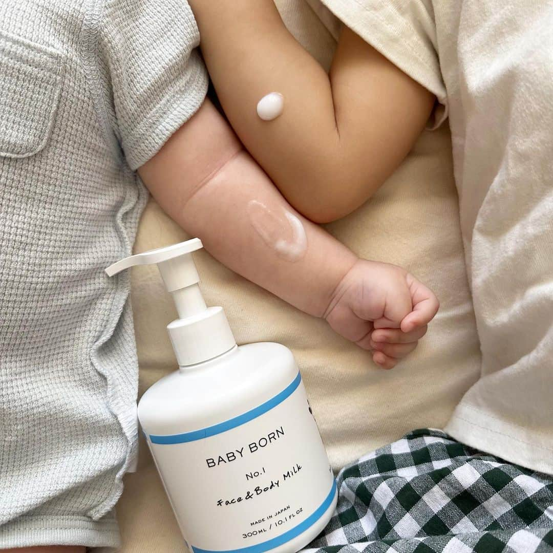 marikoさんのインスタグラム写真 - (marikoInstagram)「＊ . 既に日焼け止めを愛用している @mishiilist の” BABY BORN Face&Body Milk ” スーッと伸びがよく白残りしない！ ボトルだから片手で塗れるからお風呂あがりの バタバタもスムーズにしてくれる🛀  カリスマエステティシャン高橋ミカさんとモデルの東原亜希さんが開発され、楽天で1位入賞やロフトベストコスメに選出されるなど安心できるミルクローションです🧴♡  天然由来成分99%、無添加スキンケアで、新生児から大人まで使えるよ♡  . ＊ #baby_born_jp#mishilist#ミッシーリスト#高橋ミカ#東原亜希#ベビーボーン#BABYBORN #ベビースキンケア#ベビーローション#ベビークリーム#ミルクローション#親子で使える#出産準備#新米ママ#赤ちゃんのいる暮らし#赤ちゃんのいる生活#アンバサダー」7月26日 19時01分 - marinstgm