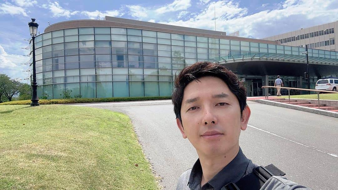 セゴリータ三世のインスタグラム：「ずっと気になってた前歯の矯正を始めようと大学病院へ行ってきました。 大学時代に酔った友人に思いっきりぶん殴られた部分の痺れが10億年ぐらい取れないので それも診断してもらおうと（セゴは反撃してませんよ） 結果は何ともなし、矯正もできそうということで始めます。 結果は1年後ぐらいに動画で言いますね。  #歯列矯正  #右の前歯が曲がってる #松本歯科大学病院  #酔っ払いには近づくな #殴られ損」