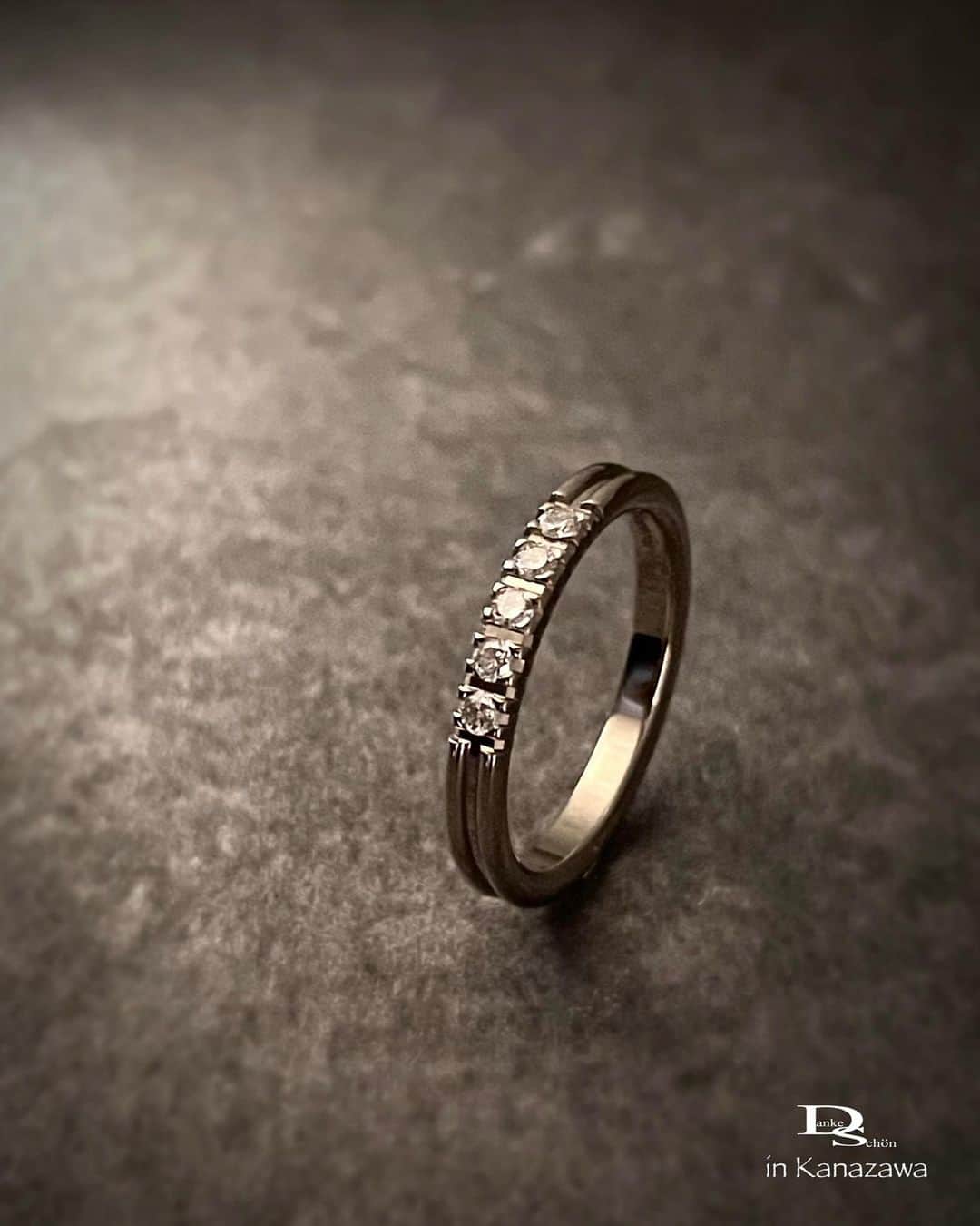 Danke schön ダンケ 金沢 結婚指輪 鍛造さんのインスタグラム写真 - (Danke schön ダンケ 金沢 結婚指輪 鍛造Instagram)「・ ・ ハイ🙌🏻 今日のバウアーさんは このモデルにします。 ・ ・ 他にもありそうな「5Dia爪留め」の デザインでしょ🤭 ・ ・ 多分！イヤ間違い無く あると思います。 ・ ・ でも仮にそうだとしたら 私は店頭用にお迎えは致しません🙌🏻 ・ ・ Diaがキレイなのも もはや当たり前 ・ ・ 何がってやっぱり 『地金屋鍛造』のバウアーは Diaを支えている地金に技術を投下 ・ ・ その地金の良さを 最大限に引き出した空枠が 最大の魅力だと私は思っています。 ・ ・ 今回のモデル DiaとDiaの間がなんとなく 間が空いているように思った方🙌🏻 ・ ・ そぅ！空いてます👍🏻 ・ ・ しかし！まだまだですよ🤭 その間こそが…語れるのです。 ・ ・ 間の部分が気持ち良いくらいに スパッと一直線に鏡面加工 （毎度の事ながら姿写ります🤭） ・ ・ しかもこの年式モデルは コンピューター制御（CNC）ではなく ・ ・ 手持ちの資料によると 職人のハンドだから驚き！ ・ ・ 勿論！新しいモデルには 進化した良さがあり ・ ・ 古いモデルはひと語りもふた語りも 出来る奥深さが私は堪らないのです。 ・ ・ ※このモデルは『検索』しても 出て来ませんのでご了承ください。 ・ ・ ・ ・ ・  【工業系 鍛造削り出し】 🇩🇪クリスチャンバウアー 専門店🇩🇪  ワンランク上をいくノウハウの クリスチャンバウアーの選び方なら 『Danke schön 』  ——Danke————————————— ▪︎Instagramプロフィール 🔜 @danke2005 ———————————schön————  #クリスチャンバウアー金沢 #金沢結婚指輪 #結婚指輪 #婚約指輪 #鍛造指輪 #結婚記念日 #結婚10周年 #鍛造リング #ポルシェ #メルセデスベンツ #岐阜 #ポリッシュ #結婚指輪金沢  #結婚20周年 #富山結婚指輪 #指輪選び #指輪重ね付け #結婚15周年 #ブライダルリング #ベビーリング #地金屋鍛造 #ブログ更新  #マリッジリング #マリッジリング探し #鏡面 #クリスチャンバウアーdanke #クリスチャンバウアーダンケ #エタニティリング  ------------------------------------------ 鍛造削り出し 🇩🇪クリスチャンバウアー 専門店 『  Danke schön 』  • 営業時間 am11:00〜pm9:00 • 定休日 : 木曜日 • 駐車場 : 店舗前OK • ご予約 : 優先  ——Danke————————————— ▪︎トップページ 🔜 @danke2005 ———————————schön————」7月26日 18時56分 - danke2005