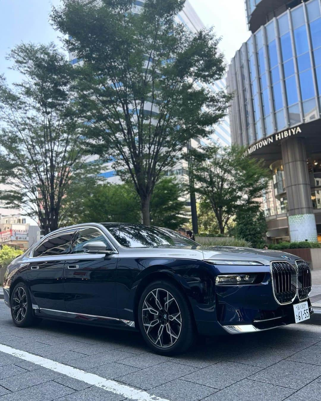 冨張愛さんのインスタグラム写真 - (冨張愛Instagram)「人生で心躍ることの1つ "ドライブ" #BMWメトロポリタンリレー にお声がけ頂き 新型7シリーズに乗って都内クルーズしてきました。 あまりの座り心地の良さに驚いた後部座席の エグゼクティブ・ラウンジ・シートや ダイナミックなシアタースクリーン くつろぎながら操作できるドアについたタッチパネル まさに、全てが先駆するラグジュアリー。 電気自動車ならではの走行中の静けさも贅沢でした。 この日 7シリーズで連れて行っていただいたのは 日比谷ミッドタウン前の仲通り。 エレガントなBMW THE 7から眺める日比谷は いつも以上に美しくて、優雅な時間でした。 この日は空が青く、緑は目覚めるように鮮やかで 最高のドライブ日和となりました🌿 @yuisho_ri  @bmwjapan  * #BMWMETROPORITAN #FORWARDISM #TOKYO #BMW #駆けぬける歓び#BMWJapan #BMWi7 #instagood #coordinate #ootd #outfit #fashion #instafashion #meg_ootd #pr #코디네이트 #패션 #카메라 #コーディネート #コーデ #ファッション #今日のコーデ #今日の服 #157cmコーデ #ワンピース #ドライブコーデ #ドライブ」7月26日 18時58分 - megumitomihari