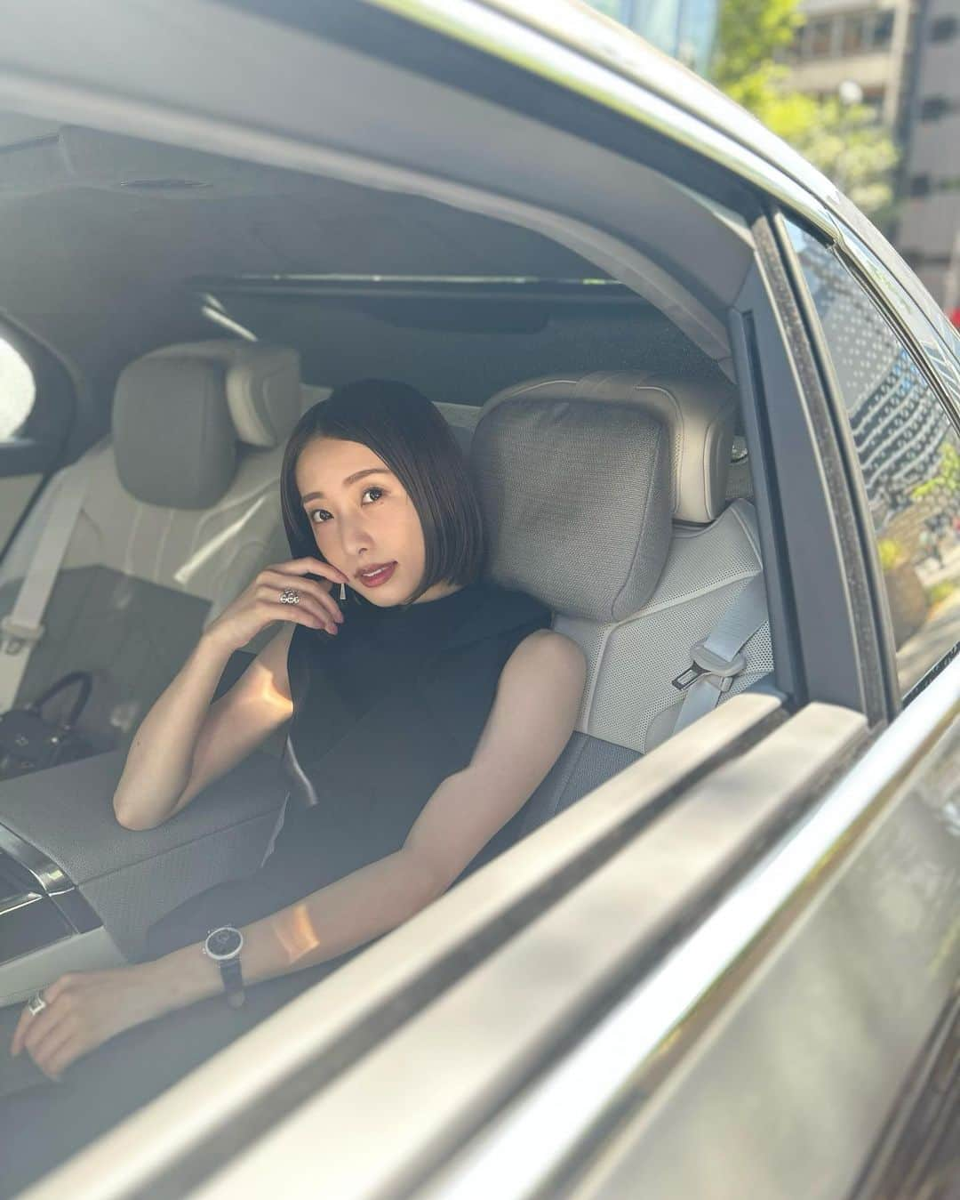 冨張愛さんのインスタグラム写真 - (冨張愛Instagram)「人生で心躍ることの1つ "ドライブ" #BMWメトロポリタンリレー にお声がけ頂き 新型7シリーズに乗って都内クルーズしてきました。 あまりの座り心地の良さに驚いた後部座席の エグゼクティブ・ラウンジ・シートや ダイナミックなシアタースクリーン くつろぎながら操作できるドアについたタッチパネル まさに、全てが先駆するラグジュアリー。 電気自動車ならではの走行中の静けさも贅沢でした。 この日 7シリーズで連れて行っていただいたのは 日比谷ミッドタウン前の仲通り。 エレガントなBMW THE 7から眺める日比谷は いつも以上に美しくて、優雅な時間でした。 この日は空が青く、緑は目覚めるように鮮やかで 最高のドライブ日和となりました🌿 @yuisho_ri  @bmwjapan  * #BMWMETROPORITAN #FORWARDISM #TOKYO #BMW #駆けぬける歓び#BMWJapan #BMWi7 #instagood #coordinate #ootd #outfit #fashion #instafashion #meg_ootd #pr #코디네이트 #패션 #카메라 #コーディネート #コーデ #ファッション #今日のコーデ #今日の服 #157cmコーデ #ワンピース #ドライブコーデ #ドライブ」7月26日 18時58分 - megumitomihari