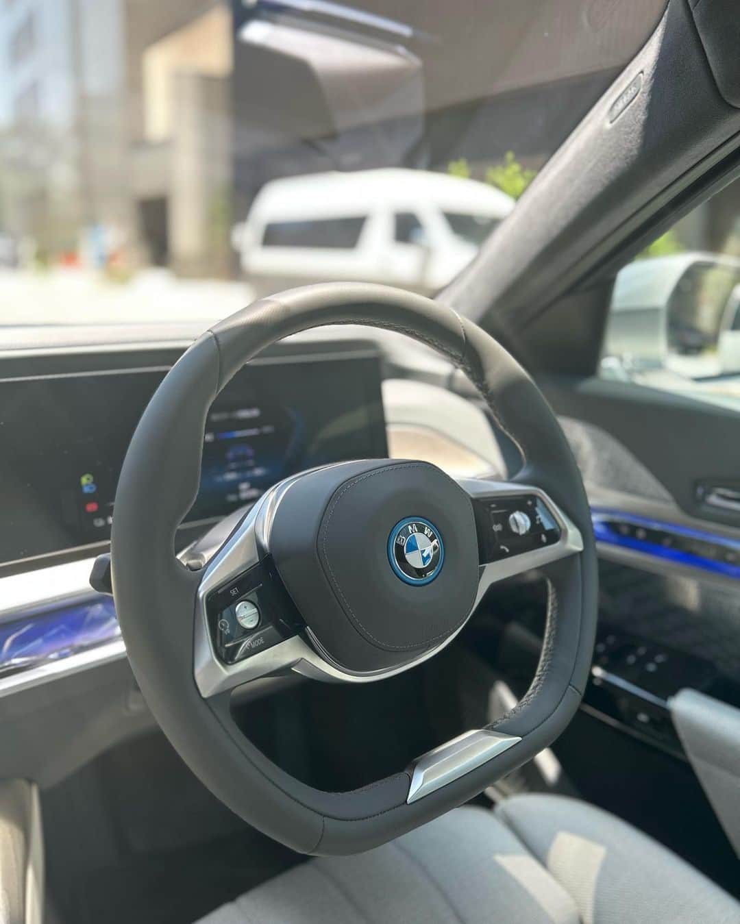 冨張愛さんのインスタグラム写真 - (冨張愛Instagram)「人生で心躍ることの1つ "ドライブ" #BMWメトロポリタンリレー にお声がけ頂き 新型7シリーズに乗って都内クルーズしてきました。 あまりの座り心地の良さに驚いた後部座席の エグゼクティブ・ラウンジ・シートや ダイナミックなシアタースクリーン くつろぎながら操作できるドアについたタッチパネル まさに、全てが先駆するラグジュアリー。 電気自動車ならではの走行中の静けさも贅沢でした。 この日 7シリーズで連れて行っていただいたのは 日比谷ミッドタウン前の仲通り。 エレガントなBMW THE 7から眺める日比谷は いつも以上に美しくて、優雅な時間でした。 この日は空が青く、緑は目覚めるように鮮やかで 最高のドライブ日和となりました🌿 @yuisho_ri  @bmwjapan  * #BMWMETROPORITAN #FORWARDISM #TOKYO #BMW #駆けぬける歓び#BMWJapan #BMWi7 #instagood #coordinate #ootd #outfit #fashion #instafashion #meg_ootd #pr #코디네이트 #패션 #카메라 #コーディネート #コーデ #ファッション #今日のコーデ #今日の服 #157cmコーデ #ワンピース #ドライブコーデ #ドライブ」7月26日 18時58分 - megumitomihari