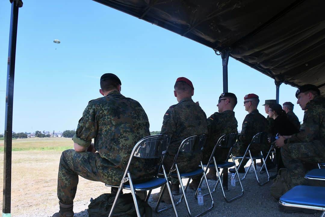 陸上自衛隊さんのインスタグラム写真 - (陸上自衛隊Instagram)「７月２６日（水）、日本を公式訪問中のマイス独陸軍総監は、小林陸幕副長と共に第１空挺団を訪問しました。本訪問では、第１空挺団の概況説明及び降下訓練の機上視察・地上視察を行い、第１空挺団の精強さを理解していただくとともに、日独空挺部隊間の交流を推進していくことで一致しました。🇩🇪🇯🇵 #TalismanSabre2023 #Bundeswehr #FreeandOpenIndoPacific #FOIP #Heer   On July 26th, LTG Mais visited the 1st Airborne Brigade with LTG KOBAYASHI, Vice Chief of Staff of JGSDF, during his official visit to Japan. During the visit, he received a briefing on the 1st Airborne Brigade and observed the jump training from both the air and ground, understanding the strength of the 1st Airborne Brigade, and they agreed on further promotion of the exchanges between Japan-German Airborne units.🇩🇪🇯🇵 #TalismanSabre2023 #Bundeswehr #FreeandOpenIndoPacific #FOIP #Heer   Am 26. Juli besuchte Generalleutnant Mais zusammen mit dem stellvertretenden Chief of JGSDF, Generalleutnant KOBAYASHI, während seines offiziellen Besuchs in Japan Ist die Airborne Brigade. Gen. Mais bekam ein Briefing und beobachtete die Absetzübungen aus der Luft und vom Boden aus, wobei er sich ein Bild von der 1. Luftlandebrigade machte. Sie stimmten überein, die Zusammenarbeit zwischen DEU und JPN Luftlandebrigade zu vertiefen.🇩🇪🇯🇵 #TalismanSabre2023 #Bundeswehr #FreeandOpenIndoPacific #FOIP #Heer」7月26日 19時00分 - jgsdf_pr