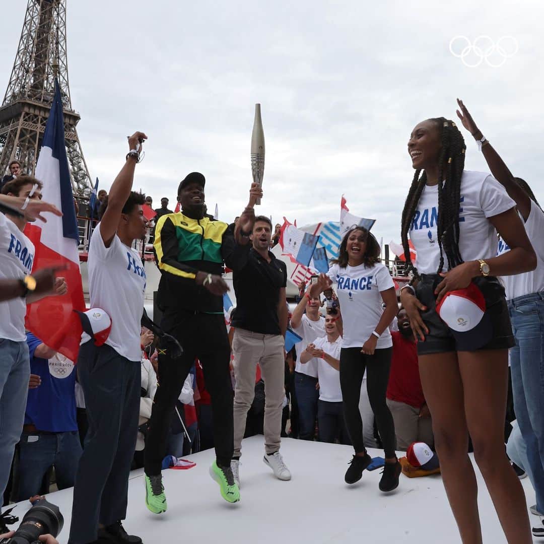 ウサイン・ボルトさんのインスタグラム写真 - (ウサイン・ボルトInstagram)「Unforgettable moments from an unforgettable day in Paris! 🎉  Witness the reveal of the #Paris2024 Olympic torch as @UsainBolt and 100 other French athletes sail aboard the iconic @EquipeFra team boat ⚡️🇫🇷」7月26日 19時00分 - usainbolt