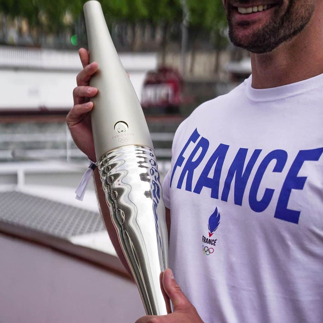 ウサイン・ボルトさんのインスタグラム写真 - (ウサイン・ボルトInstagram)「Unforgettable moments from an unforgettable day in Paris! 🎉  Witness the reveal of the #Paris2024 Olympic torch as @UsainBolt and 100 other French athletes sail aboard the iconic @EquipeFra team boat ⚡️🇫🇷」7月26日 19時00分 - usainbolt