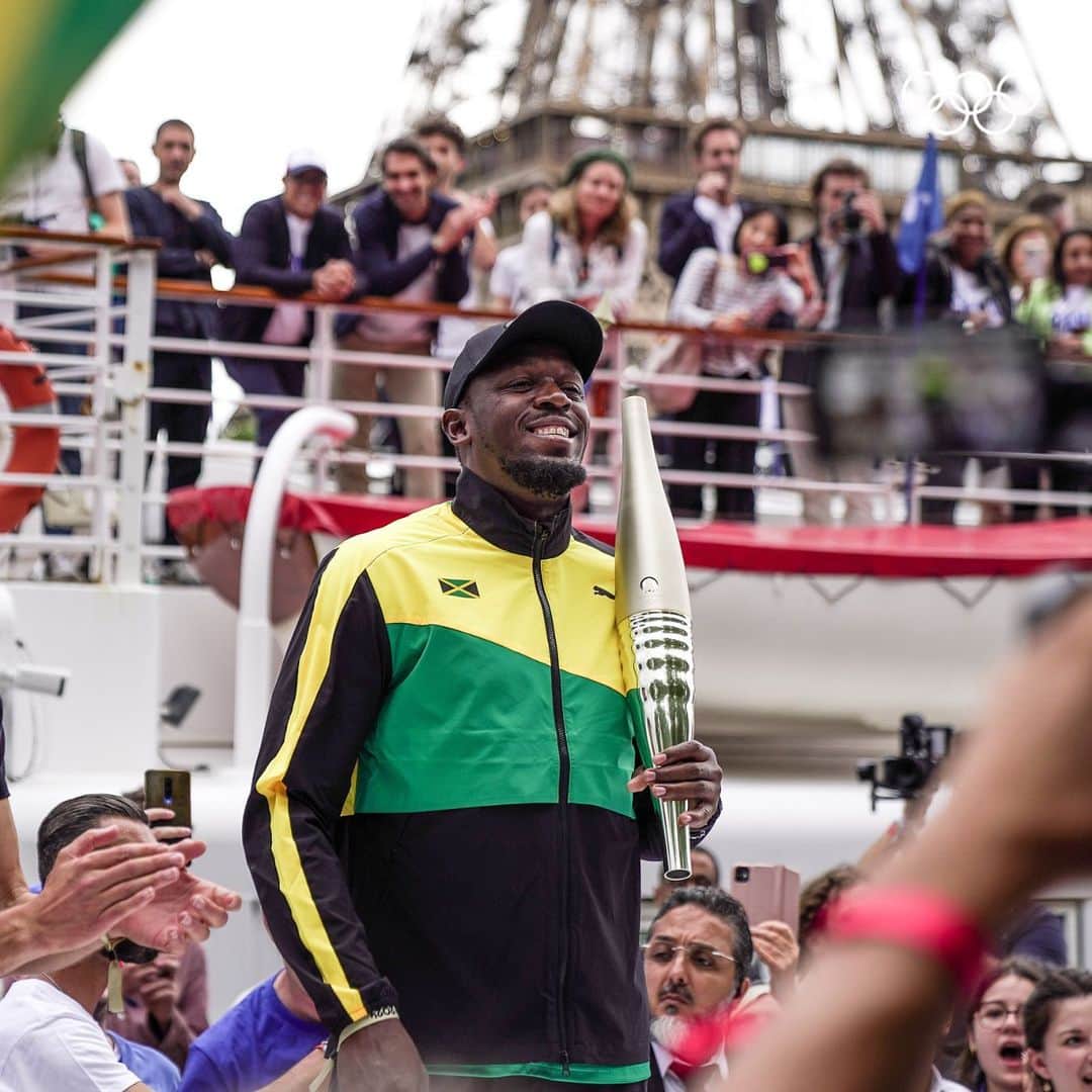 ウサイン・ボルトのインスタグラム：「Unforgettable moments from an unforgettable day in Paris! 🎉  Witness the reveal of the #Paris2024 Olympic torch as @UsainBolt and 100 other French athletes sail aboard the iconic @EquipeFra team boat ⚡️🇫🇷」