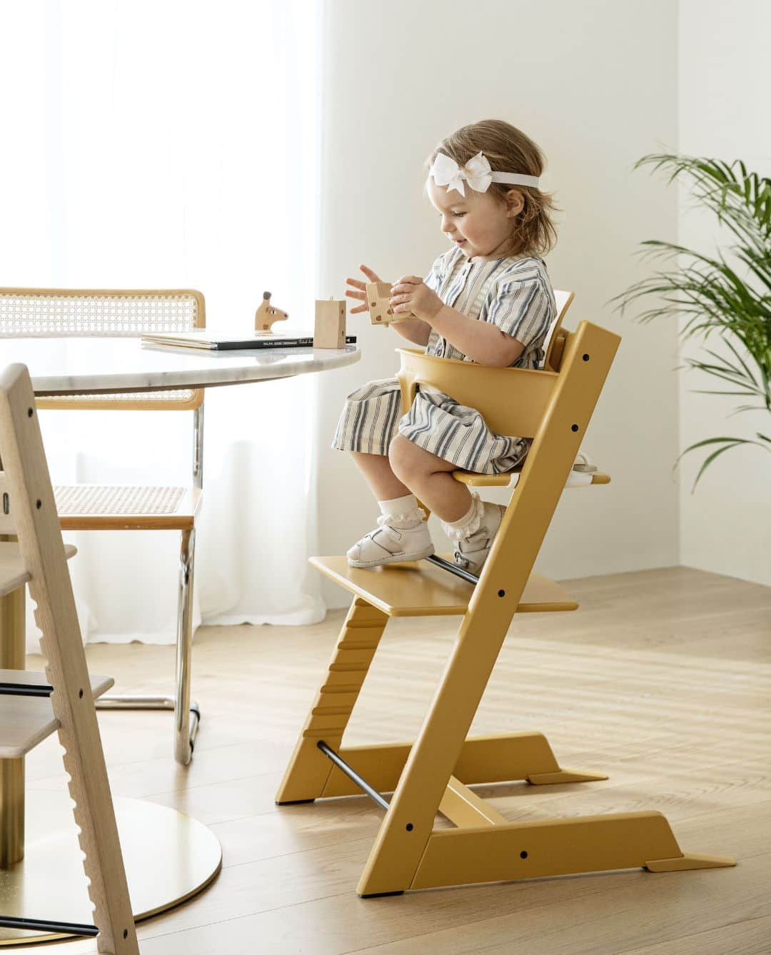 Stokke Japanのインスタグラム：「夏色「サンフラワーイエロー」  太陽の柔らかな光を浴びた「ひまわり」を感じさせる「サンフラワーイエロー」をご紹介します。  明るく元気なカラーで、まるで太陽のような存在感！ ひまわりのような明るさをお部屋にプラスします。  写真3枚目のようにグレー系のクッションとも相性が抜群です。 使用クッション：ノルディックグレー  夏の日差しとお子さまの笑顔が溢れる空間に、トリップ トラップのサンフラワーイエローはいかがでしょうか？  Design: Peter Opsvik  #ストッケ #トリップトラップ #ストッケトリップトラップ #stokke #tripptrapp #ベビーチェア #ハイチェア #キッズチェア #子供椅子 #離乳食 #離乳食準備 #成長記録 #離乳食初期 #ハイチェアデビュー #大人まで使える #初めての一生もの #令和5年ベビー #生後5ヶ月 #生後6ヶ月 #ハーフバースデー #出産準備リスト #出産準備 #北欧インテリア #サンフラワーイエロー #黄色好き #イエローが好き #ひまわりが好き #北欧カラー #夏生まれベビー #ミッドセンチュリー家具」