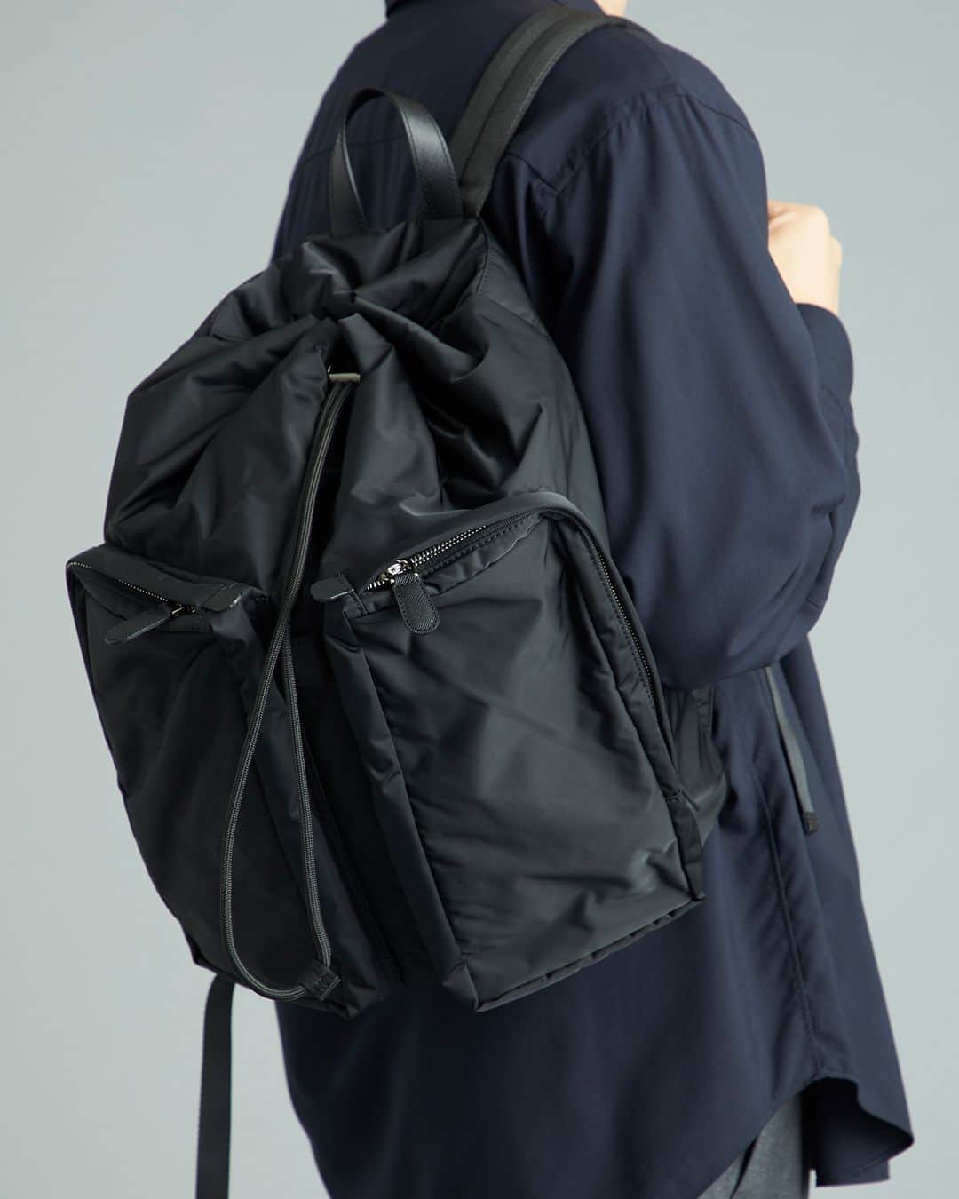 UNITED ARROWS さんのインスタグラム写真 - (UNITED ARROWS Instagram)「本質を考え「これからのオーセンティック」を目指して開発された＜UNITED ARROWS＞と＜STANDARD SUPPLY＞の新しい共同レーベルができました。  フロントに大きなポケットを2つ付けた巾着仕様のバックパック。ヘルメットバッグをモチーフとし、より汎用性のある2WAY 仕様にしたトート。余計なデザインを削ぎ落とした、シンプルなウエストバッグの3型です。  本体生地に採用したDICROS SOLOは、ツイルでありながらややマットな質感と美しく明るい色と深みのある色を表現します。  ＜STANDARD SUPPLY AUTHENTIC LABEL＞ トートバッグ ¥39,600 バックパック ¥45,100 ウエストポーチ¥23,100  #sandardsupply #UnitedArrows #UnitedArrowsMen #ユナイテッドアローズ #スタンダードサプライ #トートバッグ #バックパック #ウエストポーチ」7月26日 19時03分 - unitedarrows_official