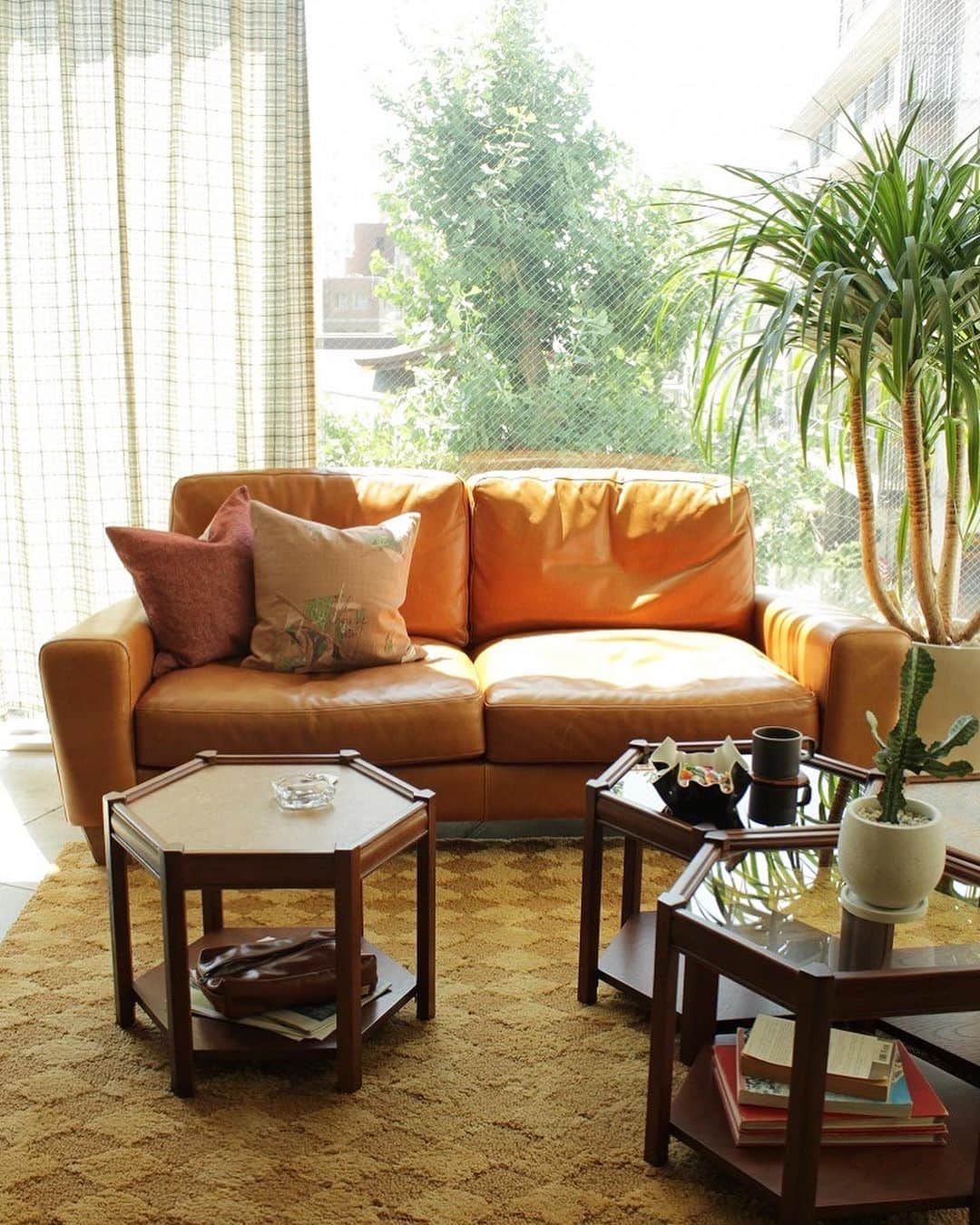 のインスタグラム：「original SOFA &TABLE  ▪️FRESNO SOFA 3P ▪️BROOKS HEXAGON TABLE   - - - - -  オイルドのカウハイドレザーを使用した贅沢なソファ。 メンテナンスをしっかりとしてしっとりとした飴色に育てるも良し、あえて放っておいてカスカスのやれた風合いを出すも良しです。 サイズ違いとオットマンがあります。  ヘキサゴン型のテーブルはひとつでも組み合わせしても良く、コーヒーテーブルやサイドテーブルとしてお使いいただけます。 天板の種類は全4種。  Contact:ACME Furniture MEGURO St. TEL:03-5720-1071 Email:acme-jsf@baycrews.co.jp  #acmefurniture #vintagefurniture #fresnosofa  #brookshexagontable」