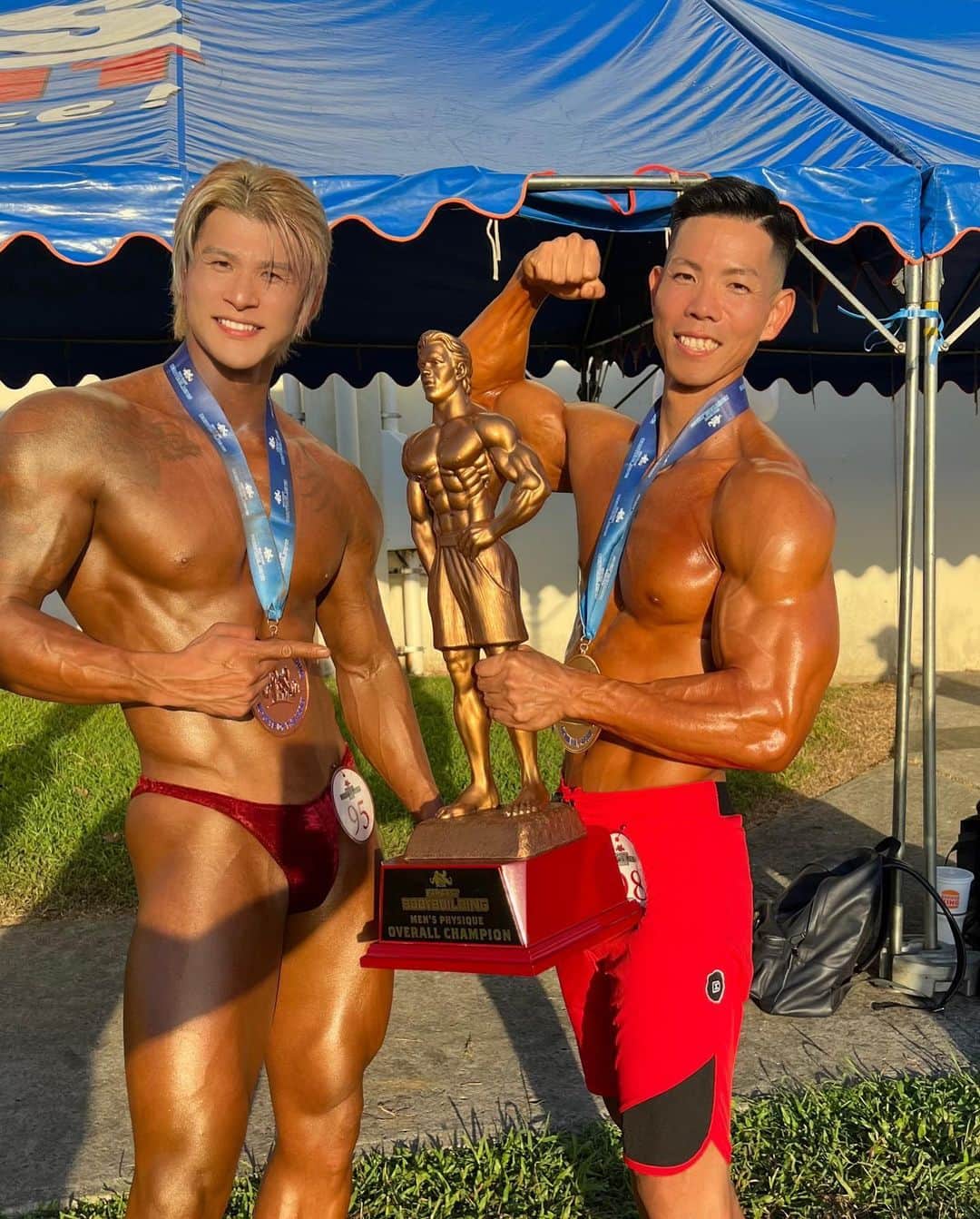 のインスタグラム：「. overall2連覇した宮里くん 2年連続同じ決勝のステージに立ち2年連続日本人は僕ら2人だった！だからこそ今後も彼の活躍を期待してる😊  悠平さん 応援に来てくれてありがとう！ 嬉しかった😄 飯行こー🍚筋トレもね🏋️  ジェイレン 会場に来てたのビックリした！居ないと思ってたからw アマオリ頑張って👍  リナちゃん のりでモーラカップやめて沖縄出ようぜ〜って所から本当に出場すると思わなかった！😂4位おめでとう😄  しのぶくん 去年に引き続き声をかけてくれて有難うございました。沖縄行く時連絡するんでトレーニングしましょ😄  #筋肉#muscle#workout#training#ワークアウト#トレーニング#筋トレ#bodybuilding#mensphysique#ダイエット#diet#fitness#フィットネス#フィジーク#ボディビル#mccs#fareastbodybuilding」