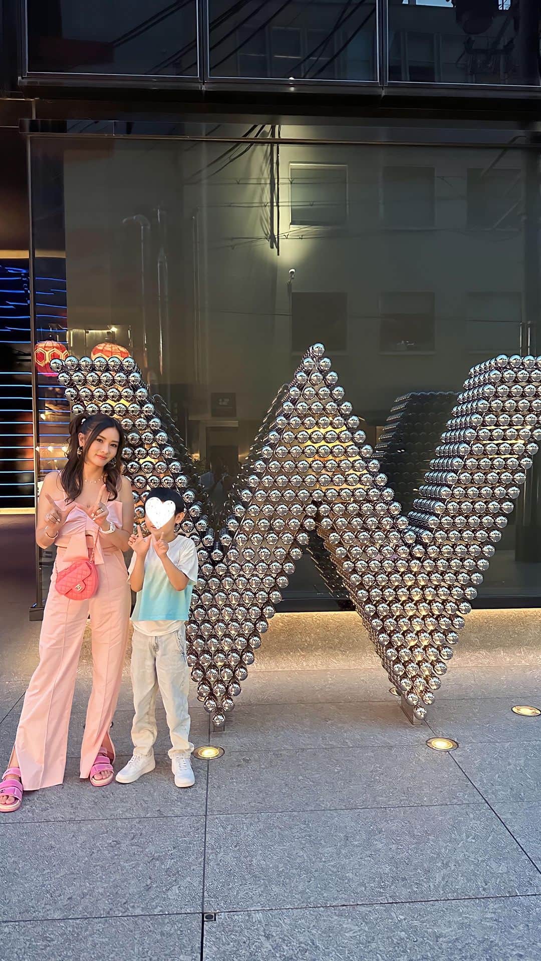 のインスタグラム：「今回HACCI🫖コラボで滞在したのは @wosakahotel 💖 初めて伺ったのですが、とにかく何もかも映えでした🤩✨✨ ネオンがキラキラで子供達は大喜び😍‼️ エントランスからエレベーターまでもテンション上がる系でした🌟🌟🌟 お部屋のクローゼットもめちゃ可愛かったんだけど写真撮り忘れた😫💦 プールもとっても素敵でした🩵（大人のみ入れます💙） 朝ごはんのレストランも美味しかったし🍽️💞 一階のカフェは期間限定でBarbieカフェになっててこれも可愛すぎたのでまたアップします🫶👱🏻‍♀️🎀 #wosaka #whotel #osaka #familytrip #w大阪 #大阪 #ホテル」