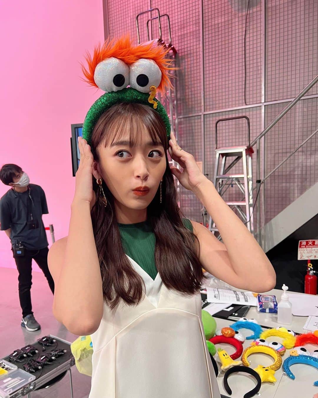 近藤千尋のインスタグラム：「今週のちまたのジョーシキちゃん📺🩷 スタジオゲストでお邪魔しております🥰 USJ特集楽しそうだったなぁ…☀️ スタジオではみんなでカチューシャつけて はしゃいでいました☺️❤️笑 衣装に合わせてわたしはこれにしたよ🟢 あれ？また緑着てる？笑😂😂😂  明日は何色の衣装にしようかなぁ👚😍 みんな何色が好き？❤️  #近藤千尋衣装  tops @lanvin_en_bleu_womens one-piece @murralofficial accessory @abiste_official shoes @randa_pic」