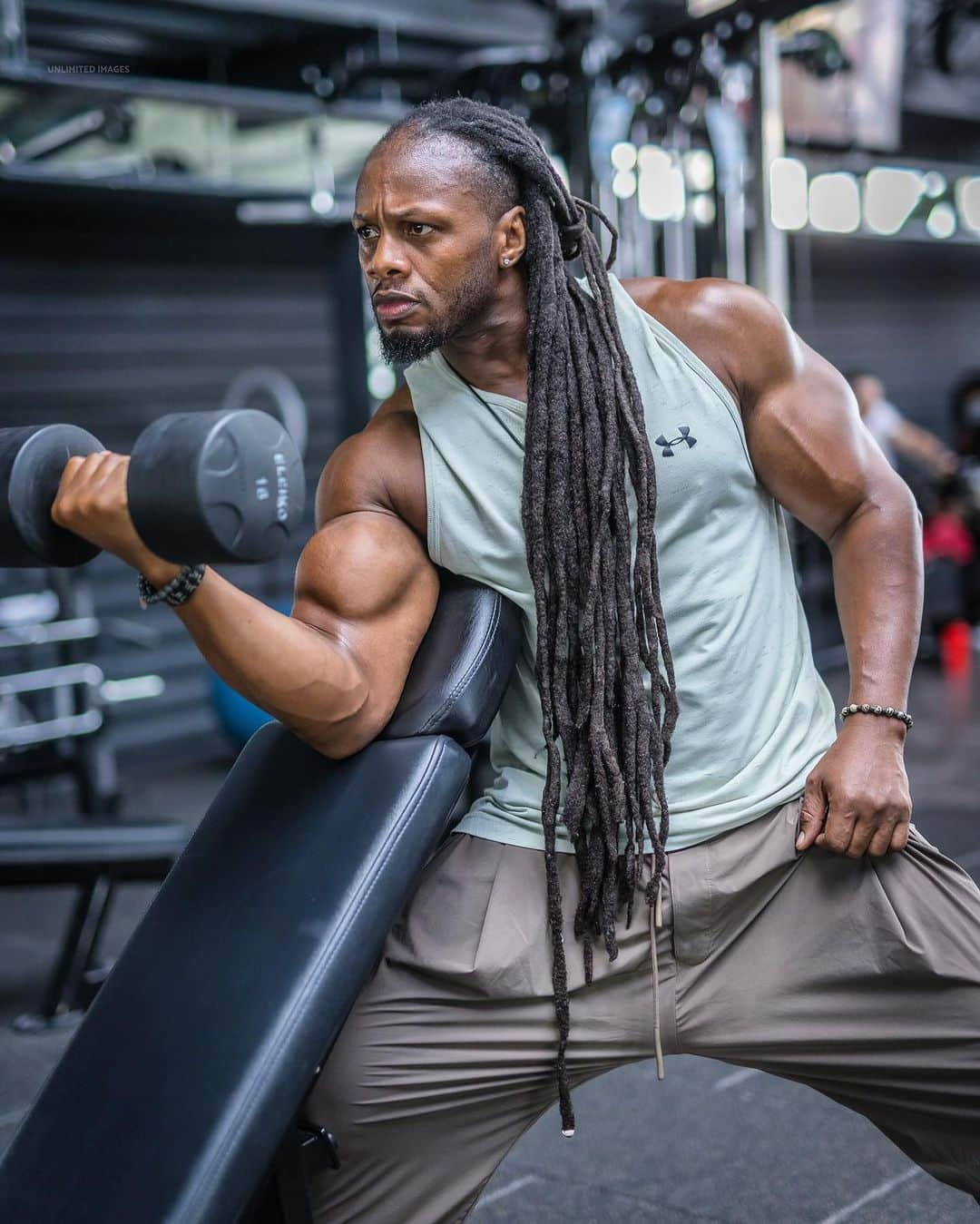 Ulissesworldのインスタグラム：「My secret to bigger biceps 💪🏾 Read the caption 👇🏾  Dumbbell Curls over an Incline Bench🔥  This exercise variation is perfect for perfecting that peak and targeting your biceps Beachii (the longer bicep muscle on the outside of your upper arm) 💪🏾  So why do this variation?   It’s perfect to iron out those muscle imbalances and give you that symmetrical look, not only that but when performing unilateral movements you allow yourself to train that mind to muscle connection as you’re solely relying on the muscles used 💪🏾  If you want me to help you achieve your fitness goals dm me DEDICATED and I will make you a custom training plan based on YOUR goals 🔥💪🏾  #ulissesworld #iamdedicated #bicep #workout」