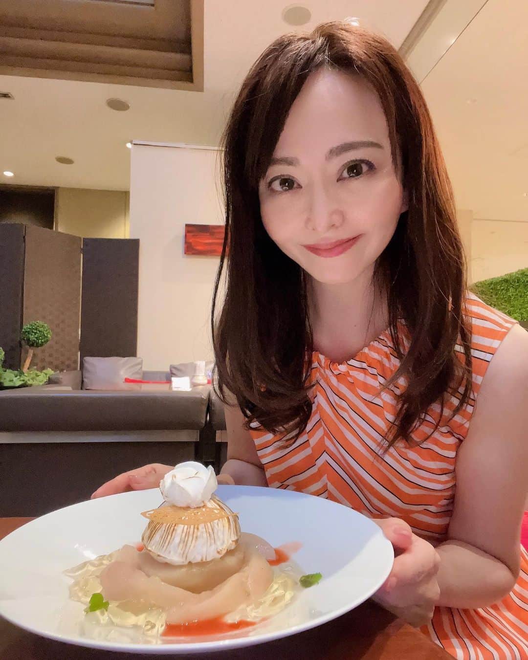森雅子さんのインスタグラム写真 - (森雅子Instagram)「✨✨  こんばんは。 今日はほんとに暑かったですね〜 名古屋は38.5度くらい？ 熱風が吹いてました。  ヘッドスパの後のおやつタイム✨  ちょっとお久しぶりの名古屋東急ホテル  @nagoya_tokyu_hotel   可愛い桃のスイーツを見つけました。  『桃のベイグドアラスカ』 コーヒー又は紅茶付き2.450円  目の前で仕上げてくれます。 フランベの炎が予想以上にすごくて大迫力！  ゼリーやフルーツソース、クッキーを 盛り付けて出来上がり♪  メレンゲの中は桃のシャーベット。 ひんやり冷たいシャーベットと 桃のコンポート、クリームを一瞬に食べると なんて爽やか、美味しい〜  暑い日にぴったりなスイーツでした。  7月31日までです。  名古屋東急ホテル1F アトリウムラウンジグリンデルワルド 名古屋市中区栄4丁目6-8  ・ ・  #名古屋東急ホテル #名古屋ホテル #ホテルスイーツ #名古屋スイーツ #名古屋カフェ #栄スイーツ #栄カフェ #nagoya #sakae #名古屋 #栄 #nagoyasweets #nagoyacafe #sakaesweets #sakaecafe #桃 #桃スイーツ #nagoyatokyuhotel」7月26日 19時14分 - mako_marie_an