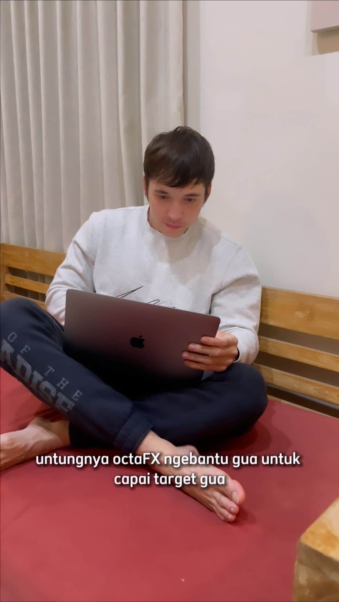 ステファン・ウィリアムのインスタグラム：「Mau target masa depan tercapai dan tabungan terus bertambah? Yuk download OctaFX sekarang! Dan ikuti OctaFX birthday contest untuk dapetin hadiah keren, jangan lupa pakai kode STEFAN100 ya!  https://bit.ly/Stefan_OctaFX_BDay」