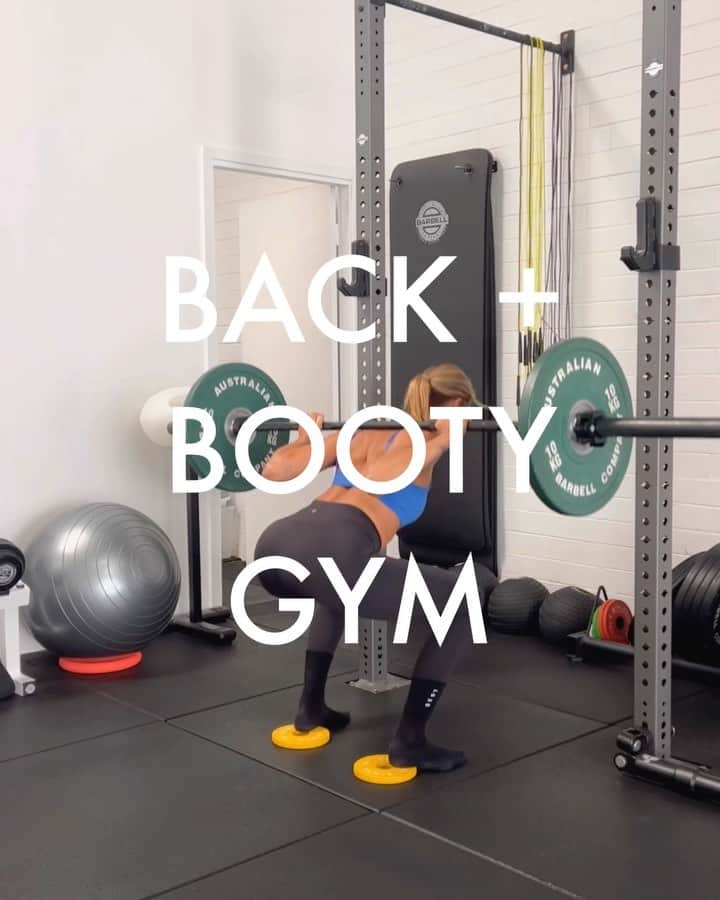 Amanda Biskのインスタグラム：「BACK + BOOTY 💪🏼🍑 One of my sessions from this week…I don’t share much about the heavier strength sessions I do in the gym, so here you go!  ▪️1. BACK SQUATS - after some glute activation exercises, hip mobility & bar only warm up squats… (x2) 6 x 40kg (x2) 6 x 50kg) *I went a bit lighter and focused more on explosive UP phase for this workout AND my heels are elevated to allow more depth in my squat (my ankle mobility is not the best! 😮‍💨)  ▪️2. LANDMINE DEADLIFTS - since I’ve warmed up with back squats I went straight into my target weight… (x4) 6 x 50kg (approx 60/65kg including bar & handle attachment) *Again, focusing on explosive UP phase. I like these over conventional deadlift because there is a slight forward lean of the body (a bit more movement specific for things like improving sprinting)  ▪️3. LANDMINE ROW - I do these straight after deadlifts since the line mine is still set up… (x4) 6 x 10kg (approx 20kg including bar & handle attachment) *Make sure you lean back into your heels and keep your chest more upright to avoid overloading the low back.  ▪️4. INCLINED LUNGES - Elevating the front foot allows you to go deeper in the lunge and put more stretch on the glutes = more activation! (x4 each side) 6 x 10kg dumbbell’s *Keep most of your weight in the front foot & lean your shoulders forward over the front knee.  ▪️5. PULL UPS - I always try to add pull ups to every gym session I do (about 3x a week). Consistently training them makes progress much quicker! (x4) 6-8reps *You can regress this exercise by doing assisted pull ups, rows or scapula pulls.  Let me know if you want to see more detailed descriptions of my gym workouts! ☺️ #gymworkout #backworkout #bootyworkout  ab♥️x  Equipment: @australian_barbell_company  Wearing: @lskd 💙 AMANDA15 for 15% off! 💸」