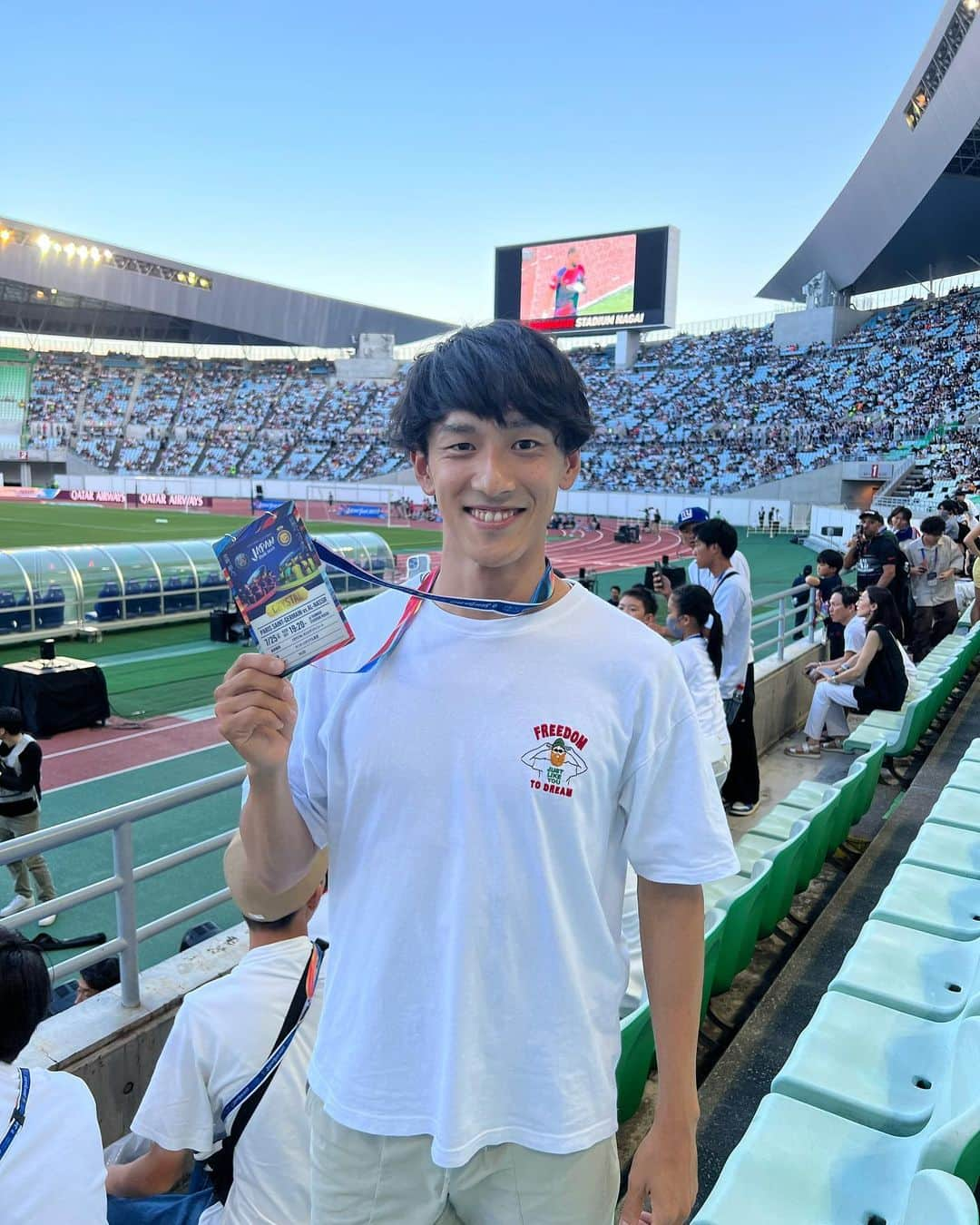 渡邊啓太さんのインスタグラム写真 - (渡邊啓太Instagram)「⚽️️🏃‍♂️  ———  パリ・サンジェルマン×アル・ナスル 戦 @psg × @alnassr  📍ヤンマー長居スタジアム  ——— PSG JAPAN TOURの招待をいただき ラウンジでのおもてなし 世界トップの試合 を体験させてもらいました😌🌏  自分の目で世界トップチームの プレーを見ることができて感激😳  スター選手が少しでも活躍すると スタジアムの2万5千人が盛り上がる雰囲気は最高でした‼︎  試合でNeymarは見ることができなかったけど C・Ronaldoの身体能力の高さに驚き。。  オフ日と重なって良かった😎  素敵な時間をありがとう🕊️ @miyu_kashiwano   ----- #soccer #football #PSG #parissaintgermain #PSGJAPANTOUR #athlete #サッカー #パリサンジェルマン #アルナスル #パリサンジェルマンジャパンツワー2023 #長居公園 #ヤンマースタジアム長居 #スポーツ選手 #渡邊啓太」7月26日 19時17分 - kwatanabe18