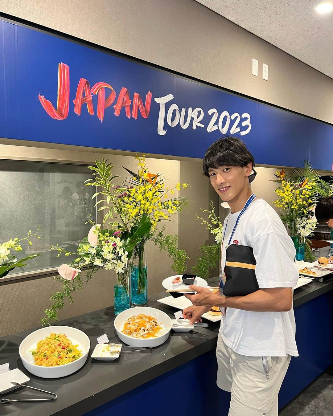 渡邊啓太のインスタグラム：「⚽️️🏃‍♂️  ———  パリ・サンジェルマン×アル・ナスル 戦 @psg × @alnassr  📍ヤンマー長居スタジアム  ——— PSG JAPAN TOURの招待をいただき ラウンジでのおもてなし 世界トップの試合 を体験させてもらいました😌🌏  自分の目で世界トップチームの プレーを見ることができて感激😳  スター選手が少しでも活躍すると スタジアムの2万5千人が盛り上がる雰囲気は最高でした‼︎  試合でNeymarは見ることができなかったけど C・Ronaldoの身体能力の高さに驚き。。  オフ日と重なって良かった😎  素敵な時間をありがとう🕊️ @miyu_kashiwano   ----- #soccer #football #PSG #parissaintgermain #PSGJAPANTOUR #athlete #サッカー #パリサンジェルマン #アルナスル #パリサンジェルマンジャパンツワー2023 #長居公園 #ヤンマースタジアム長居 #スポーツ選手 #渡邊啓太」