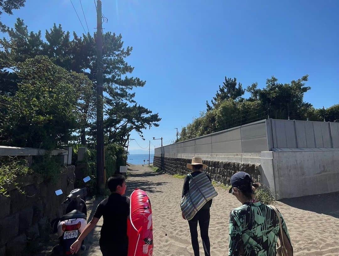 渡辺真起子さんのインスタグラム写真 - (渡辺真起子Instagram)「夏、満喫。  猛暑で、逃避。  ちゃちゃちゃとドライブ。  海にドボン。  一年ぶりの花火。  青い海と青い空。  夏休みっぽいやつ。  レミちゃん写真をありがとう。 @hayashi_remi」7月26日 19時28分 - watanabe_makiko
