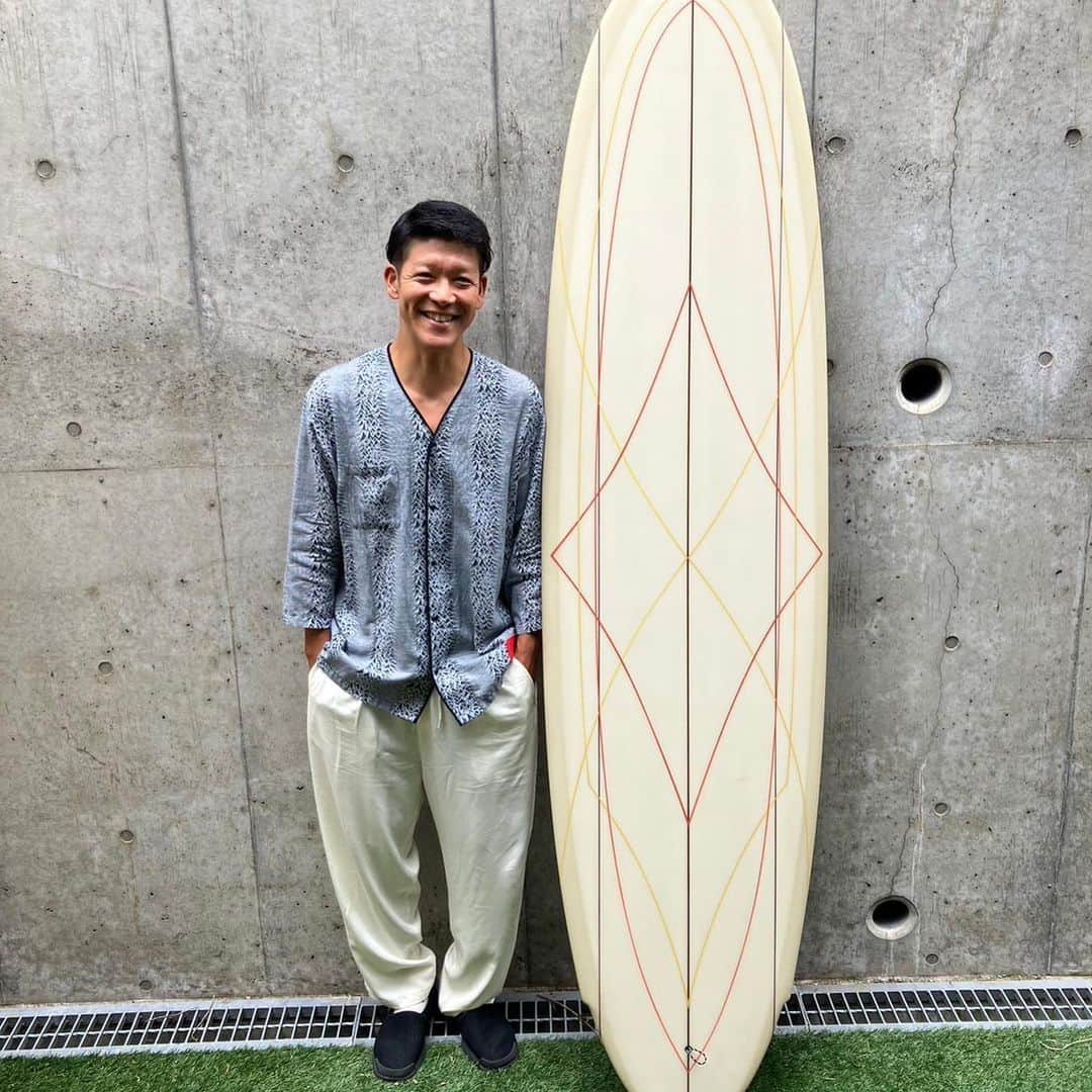 駿河太郎さんのインスタグラム写真 - (駿河太郎Instagram)「New board  @fingershape  model : 7.7 wing speed egg   いつも俺のわがままなデザインに 答えてくれてありがと‼️  egg特有の安定感は有りつつ tailにwingを入れる事によって ターンの軽さが格段に上がります  @kota__yokoyama の持ってた同じ板に種子島、伊良湖で何回も乗らせてもらって、気に入り過ぎて、全く同じスペックで作ってもらいました  オールハンドシェイプやから おそらく こっそりupdateしてる…😂  ロングと同じくらいのとこから takeoff可能  かなりオススメの magic board   いつも有難う‼️」7月26日 19時28分 - tarosleepydog