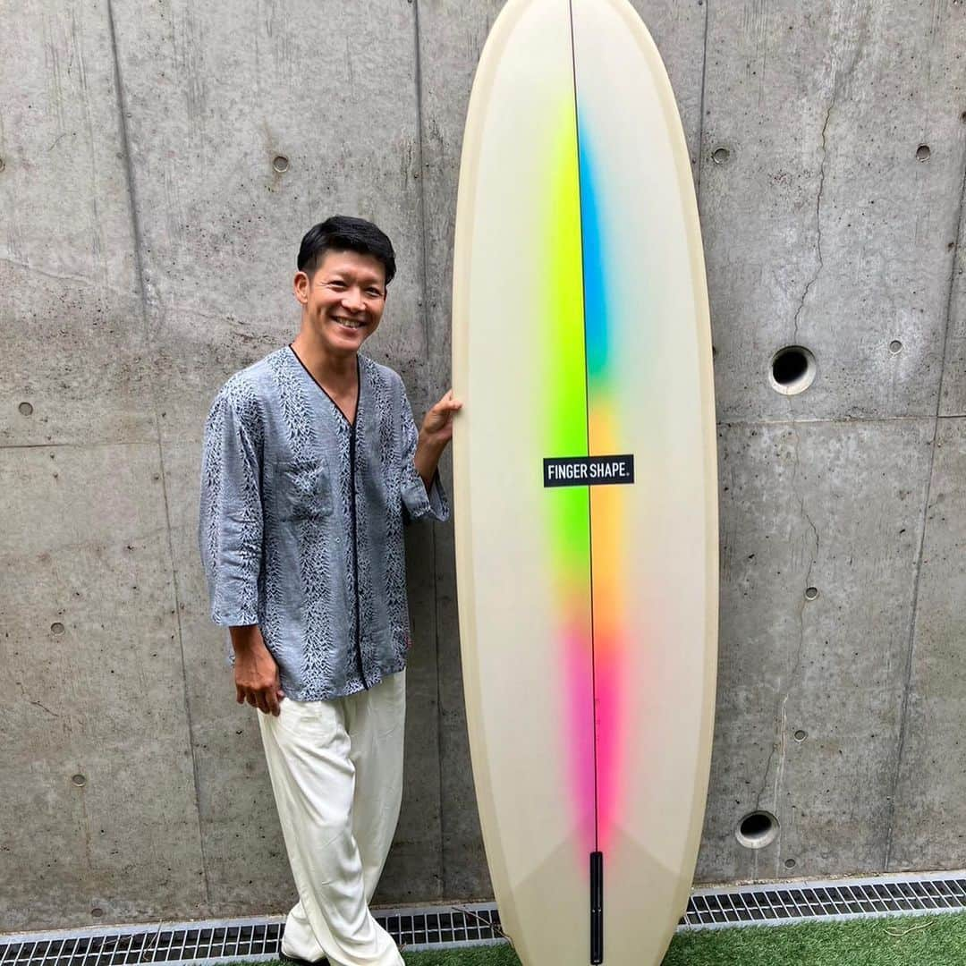 駿河太郎さんのインスタグラム写真 - (駿河太郎Instagram)「New board  @fingershape  model : 7.7 wing speed egg   いつも俺のわがままなデザインに 答えてくれてありがと‼️  egg特有の安定感は有りつつ tailにwingを入れる事によって ターンの軽さが格段に上がります  @kota__yokoyama の持ってた同じ板に種子島、伊良湖で何回も乗らせてもらって、気に入り過ぎて、全く同じスペックで作ってもらいました  オールハンドシェイプやから おそらく こっそりupdateしてる…😂  ロングと同じくらいのとこから takeoff可能  かなりオススメの magic board   いつも有難う‼️」7月26日 19時28分 - tarosleepydog