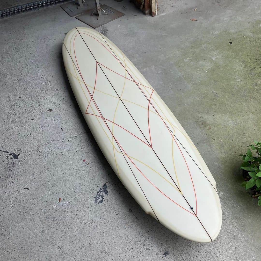 駿河太郎のインスタグラム：「New board  @fingershape  model : 7.7 wing speed egg   いつも俺のわがままなデザインに 答えてくれてありがと‼️  egg特有の安定感は有りつつ tailにwingを入れる事によって ターンの軽さが格段に上がります  @kota__yokoyama の持ってた同じ板に種子島、伊良湖で何回も乗らせてもらって、気に入り過ぎて、全く同じスペックで作ってもらいました  オールハンドシェイプやから おそらく こっそりupdateしてる…😂  ロングと同じくらいのとこから takeoff可能  かなりオススメの magic board   いつも有難う‼️」
