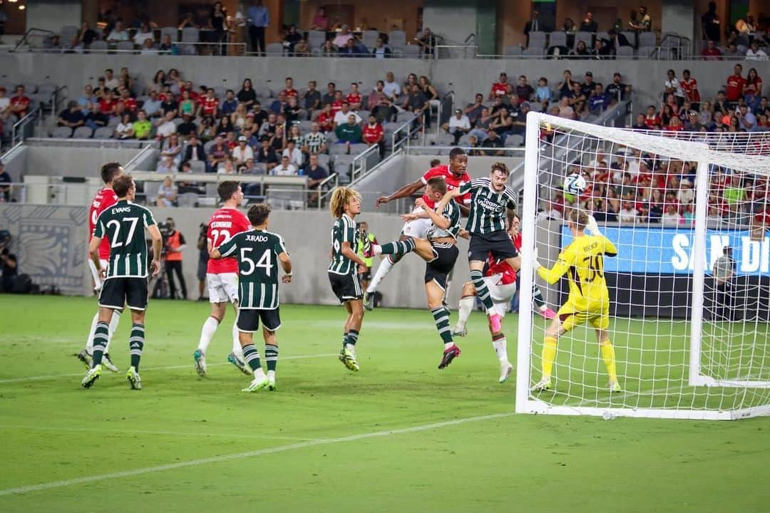 ライアン・レイノルズのインスタグラム：「Massive thanks to @manchesterunited for the incredible opportunity to play against a legendary Premier league side. 🤯 ❤️ But Jesus…. not worth losing Paul Mullin. F’n Brutal. @wrexham_afc」