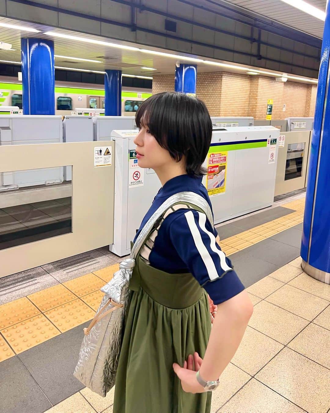 光永のインスタグラム：「ジャージのリメイク可愛い。 ネイビーがすごくしっくり来るなといつも思ってたら、日本人はネイビーが一番似合いやすいってYouTubeで見て納得しました🙋 この日の服はプレゼントしてもらったものです🫡👗 ㅤㅤㅤㅤㅤㅤㅤㅤㅤㅤㅤㅤ #ootd #outfit #骨格ナチュラルコーデ #ブルベ冬コーデ #トラックジャケット #リメイク古着 #ウルフショート #ショートウルフ」