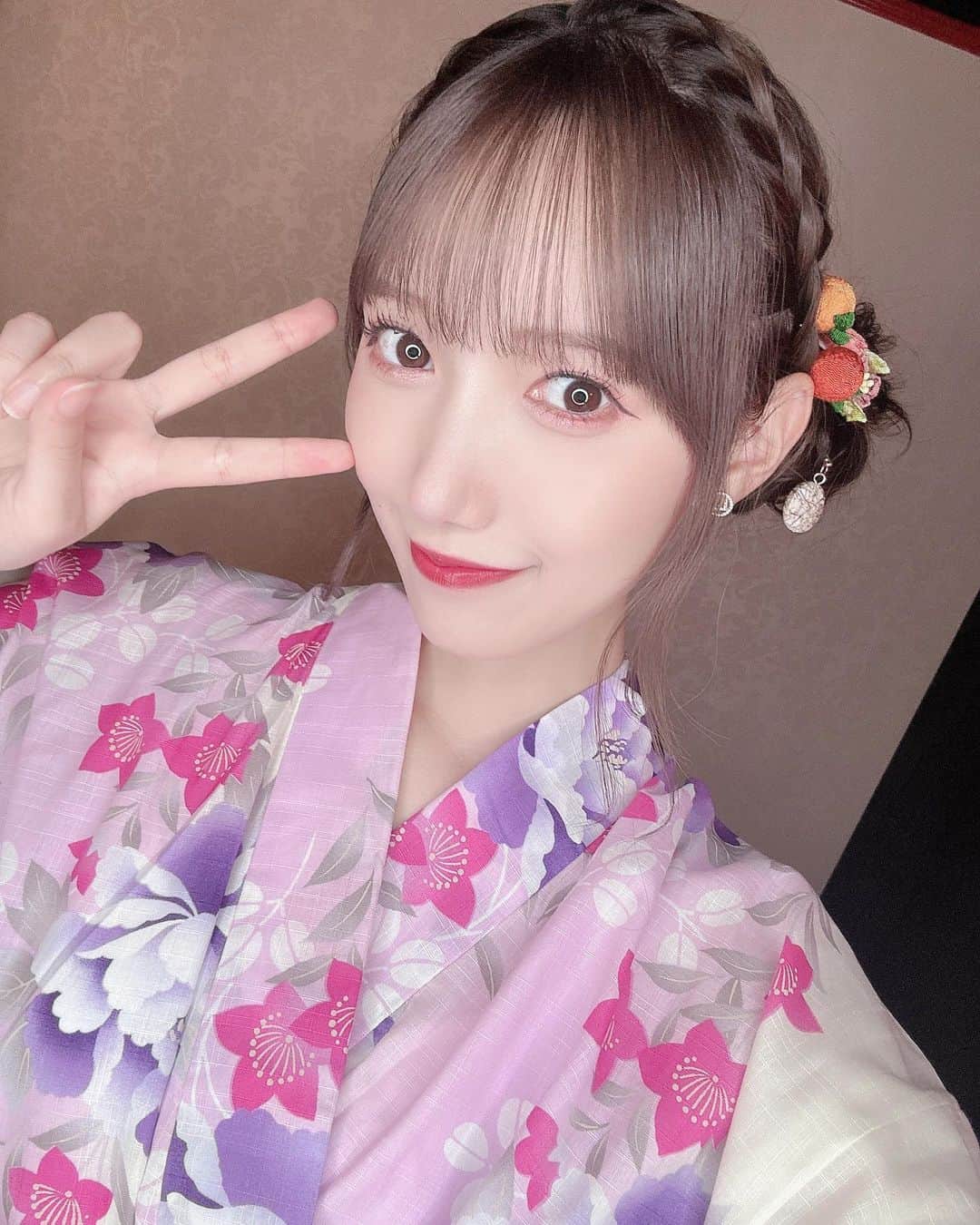 田中菜津美のインスタグラム：「. . この間ソロイベントで浴衣を着ました👘 どうですかー？？ . 髪飾りはHKT時代からのメイクさんが 手作りでみかんの髪飾りを作ってくださりました🥲 かわいい〜 . #浴衣 #浴衣ヘア #浴衣ヘアアレンジ #hairarrange」