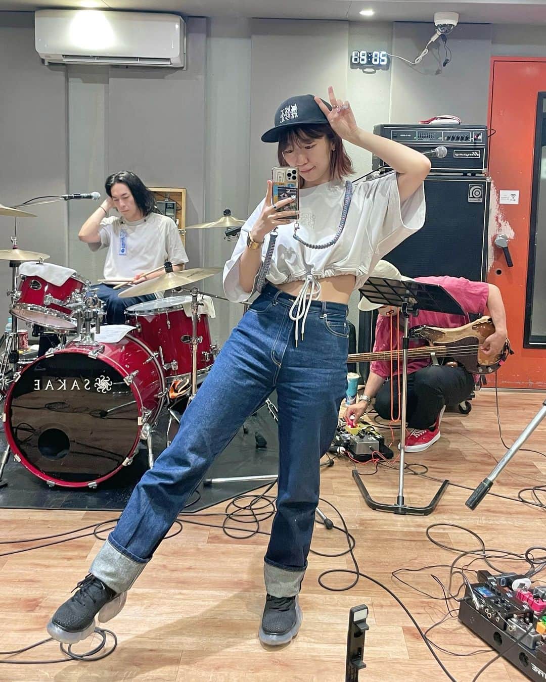 ぱいぱいでか美のインスタグラム：「way職人すぎる結以さん、トップスの丈まで……😳 . Crayme,のトップス、ビッグシルエットにもできるし クロップド丈にもできてありがたい〜🥰 ボディも厚めで質感好きすぎます🫶🏻 だぼっと着たのはでか美月例のとき！  てか最近ジワジワ筋トレ家出してたら めちゃくちゃ脚ていうか膝？がゴツい気がする！ 人面膝に拍車がかかってます😀😀 . #crayme #freaksstore #balr #xgirl #でか美月例 #でか美衣装 #でか美私服 #でか美ちゃん」