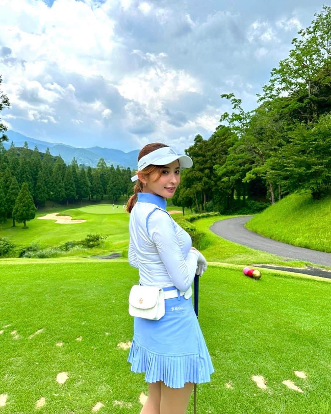 YUKAのインスタグラム：「💙💙  暑いね⛳️🥹☀️ でもウェアは爽やかカラー🐥✨✨  @amis_golf  ベルトポーチ @onne___official   #golf#golfwear#golfer#高尔夫球#パーリーゲイツ#韓国ゴルフウェア#ゴルフウェア#福岡ゴルフ#ゴルフ#ゴルフ好き#ゴルフファッション#ゴルフ女子」
