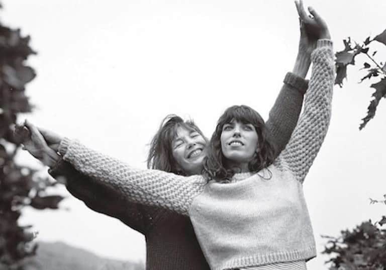 ルー・ドワイヨンのインスタグラム：「Maman 🖤  … Il y a Jane B et my Bonnie lyes over the Ocean dans ma tête en boucle depuis dimanche, il y a les lettres d’amour de Jacques, entourées d’un ruban rouge que j’ai trouvées près de ton lit. Il y a ton mot près du mien, « Ma Lou sentinelle ». Il y a toi qui faisais passer tout le monde avant toi, et des fois avant nous. Toi qui aimais ton public plus que tout, plus que tout. Toi qui appelle Olivier pour demander les dates de l’Olympia. Il y a Charlotte et Roman hier, nous, près de toi une dernière fois. Maman, merci pour toutes ces aventures, merci de ne pas avoir été ordinaire, raisonnable et docile. Tout ce monde de demain, bien paisible/ raisonné m’emmerde deja… Et Il y a ton petit Laszlo qui a un an aujourd’hui 🖤」
