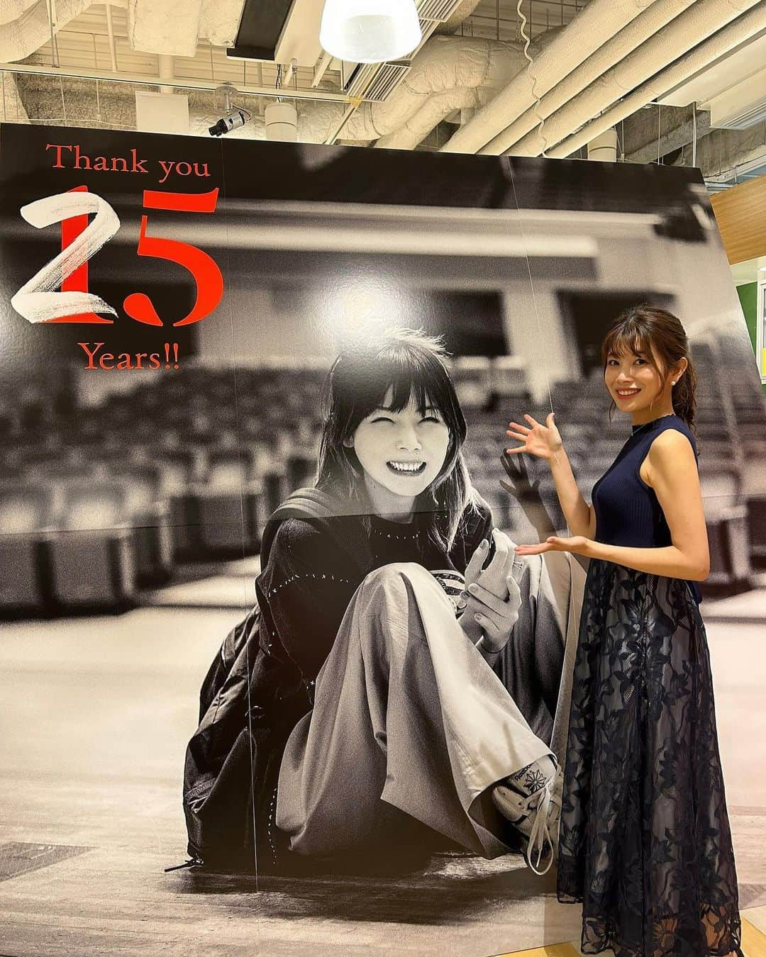 梅山茜さんのインスタグラム写真 - (梅山茜Instagram)「. ＊推し活＊ . aiko 25th anniversary exhibition 行ってきましたー🧡💛 @aiko15_official   (👇ここから長いです)  小学5年生の頃に母の影響でaikoさんを聴くようになり 6年生でFCに入って約20年！ ずーっと推し続けてきたaikoさんが 今年でデビュー25周年を迎えられました🥲 めでたい！めでたすぎる！ おめでとうございます🎉  それを記念した初のポップアップショップが 東京2ヶ所と大阪1ヶ所のみで開催ということで 先日のそれゆけ！メッセンジャーの収録終わりに ダッシュで行ってきました！！  いやあ、もう歴代のCDジャケット並べられてたり ツアーTシャツが飾られていたりで 懐かしくエモかった🥹 (ピンクのLLP10のTシャツ持ってる🥹)  辛い時も楽しい時もaikoさんの歌に励まされ ずーっと共に歩んできたと言っても過言ではない。 とっても大切な存在です🫶🏻 最高の時間を過ごさせてもらいました。  25日からはツアーTシャツの展示替えもしてるみたいで また機会があれば行きたいな…！  関西公演が近いこともあり 気分が超高まった梅山でした🤩 . #aiko#aiko25thanniversary#aiko25thanniversaryexhibition#aikoジャンキー#aikoジャンキーさんと繋がりたい#LLP23#推し活」7月26日 19時36分 - umeyama_akane