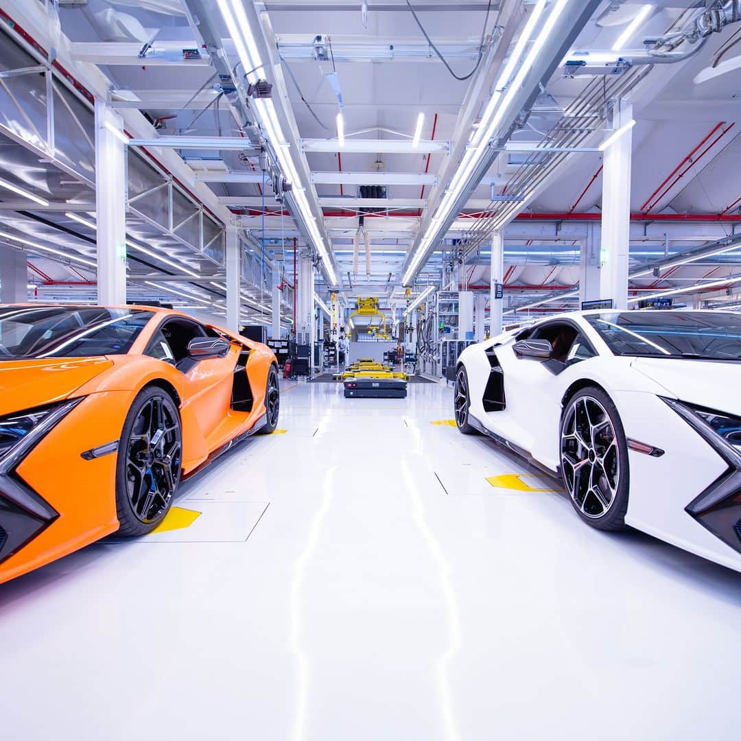 ランボルギーニのインスタグラム：「Revolutionizing, once again.  The demand for Revuelto has exceeded all expectations, covering production for the next two years. But our groundbreaking first V12 plug-in hybrid HPEV is much more than just a Super Sports Car; it's the epitome of manufacturing innovation. Unveiling the secret behind its brilliance - Manifattura Lamborghini Next Level.   Revuelto's crafting boasts cutting-edge technology, meticulously designed to enhance driving experiences. It's an exquisite blend of artistry and innovation, and a truly extraordinary creation is the result.    Drive on the technological path that leads to the next era of excitement and luxury.   #Lamborghini #Revuelto #FromNowOn  __ The vehicle is not yet offered for sale and is therefore not subject to Directive 1999/94/EC. The fuel consumption and emissions data is in the type approval stage」