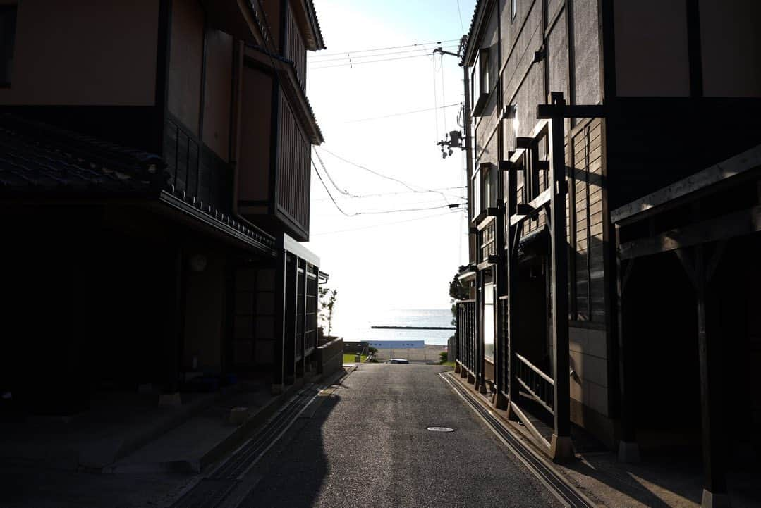 飯田貴之さんのインスタグラム写真 - (飯田貴之Instagram)「•••• 3日間休暇をいただいたので丹後半島に行ってきました。 まず旅館を決めてから旅の計画をするという変わった決め方でしたが、ずっと行きたいと思っていた伊根が近かったので行くことができてよかったです。 3日間全て快晴だったのでドライブも気持ち良く、美味しい物も食べて、リフレッシュできました。  2日前からマラソン合宿に入ったので、気合い入れて頑張ります。」7月26日 19時29分 - takayukiiidaphoto