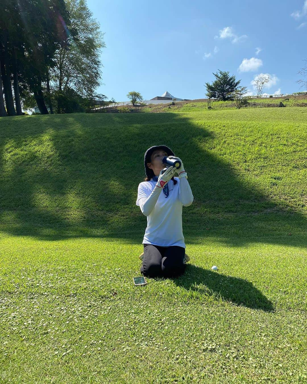 佐河ゆいさんのインスタグラム写真 - (佐河ゆいInstagram)「📷 お昼の麦茶タイム🍵 暑すぎて最近はキンキンに冷えた麦茶が最高😆  🎥 悪い癖がこれでもかというくらい出てるショット⛳️ 長いクラブは一度癖が出ると止まらない･･･😢  🎥 いや〜😫 と言いつついいとこつけた‼︎ 言わなきゃかっこよかったのに笑 ゴルフあるあるですね🤔  そんなこんなで、長いクラブは絶不調だけどリカバリーとショートゲームでなんとかベスト更新🆙 ゴルフって不思議〜  🔴93   #ゴルフ  #ゴルフ女子  #ゴルフ初心者  #ゴルフ成長記録  #golf  #golfswing  #golflover #ゴルフ練習　#ゴルフ好きな人と繋がりたい　#ゴルフラウンド　#ゴルフ上手くなりたい#golfbabes #golflife #golfstagram #golfing」7月26日 19時31分 - kaboichigo