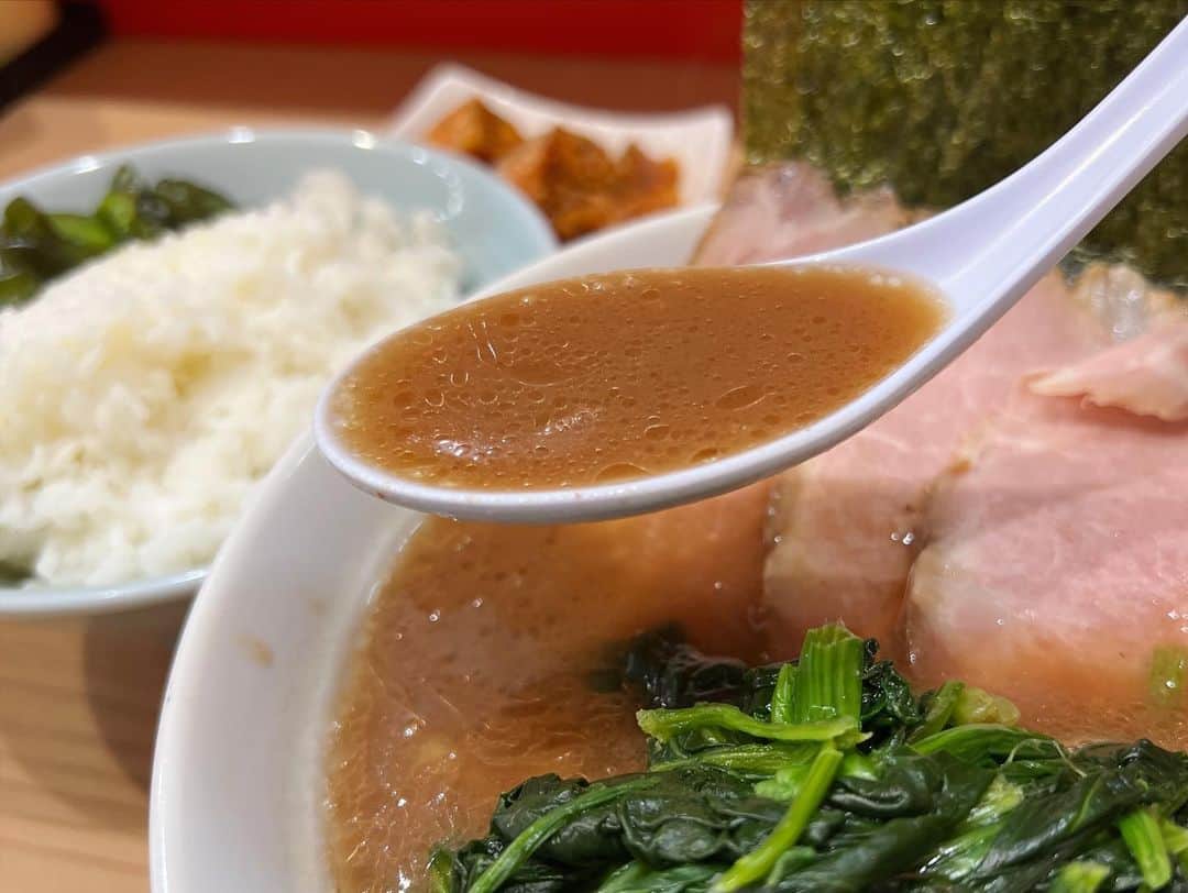 SUSURUさんのインスタグラム写真 - (SUSURUInstagram)「漢ラーメン室（むろ）さん。 豚骨が前面に出た濃厚スープの家系ラーメンを無料ライスと共にいただきました。 店内涼しい！暑い夏でも美味しく家系すすれるお店です。 #susuru_tv #漢ラーメン室 #錦糸町 #東京 #家系ラーメン #ライス無料 #うまい  #ラーメン #らーめん #ramen #ラーメン部 #ramennoodles #毎日ラーメン生活 #麺スタグラム #japaneseramen #japanramen #foodstagram #foodie #noodles #instanoodle #instaramen #instafood #東京ラーメン #家系」7月26日 19時33分 - susuru_tv