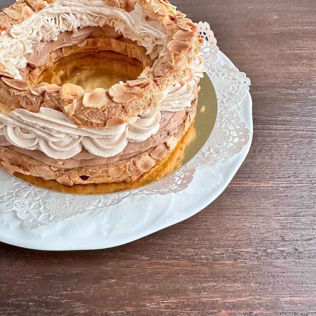 大野いとのインスタグラム：「お菓子教室で学んできました。これは…！何度も作れるようになりたい🥺✨ #リングシュー #プラリネノワゼット #お菓子作り」