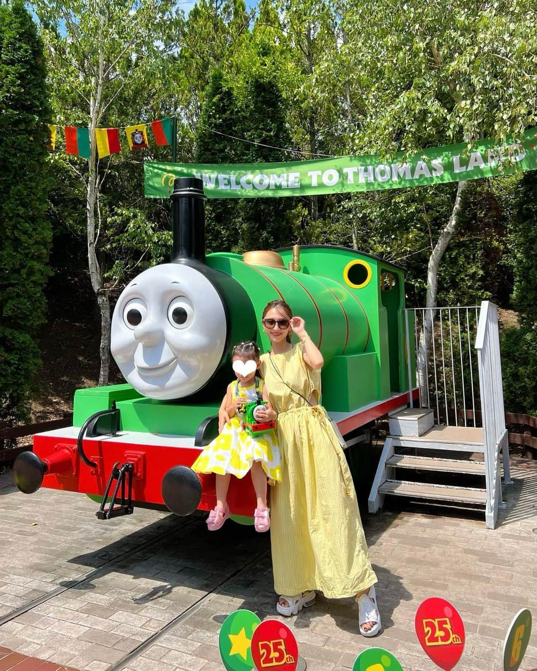 吉田理紗さんのインスタグラム写真 - (吉田理紗Instagram)「富士急ハイランドにあるトーマスランドへ🚂💛​ ​ 25周年アニバーサリーキャンペーンを開催中で​ 大盛り上がりだったよー😍​ ​ 何より息子はトーマスが大好きなので​ トーマスや仲間たちを見つけるたびに大興奮！！💞​ ​ アトラクションが大好きな娘は​ 新しくできた「ニアとアニマルコースター」が​ 楽しすぎたみたいで何度もリピート🎢❤️​ ​ この日はニアの故郷・ケニアのショーもやっていて​ みんなで踊って楽しい時間も過ごせました🌻​ ​ 東京は38℃とかあったけど​ 富士急は31℃くらいだったし​ 所々ミストが出ていたので快適だったー◎​ ​ この夏絶対もう一回行くぞー🚂🎢🎡❤️​ ​ @thomasland_official​ ​ #トーマスランド #トーマスランド25 #富士急ハイランド #子連れお出かけ #子連れおでかけスポット #子連れお出かけスポット #子連れおでかけ関東 #thomasland25 #pr​」7月26日 19時35分 - yoshirisaa